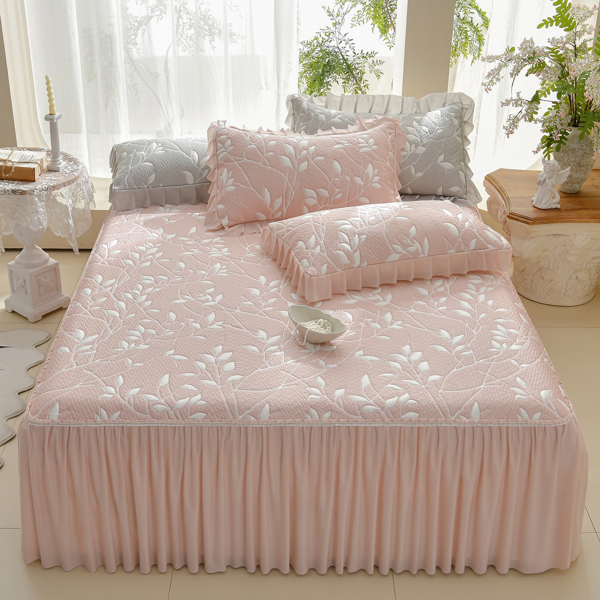 91家纺网 家纺一手货源 找家纺 绘萱家居 2026春夏新款530克PE100%提花冰凉豆豆床裙款凉席席子空调软席 花枝招展-粉