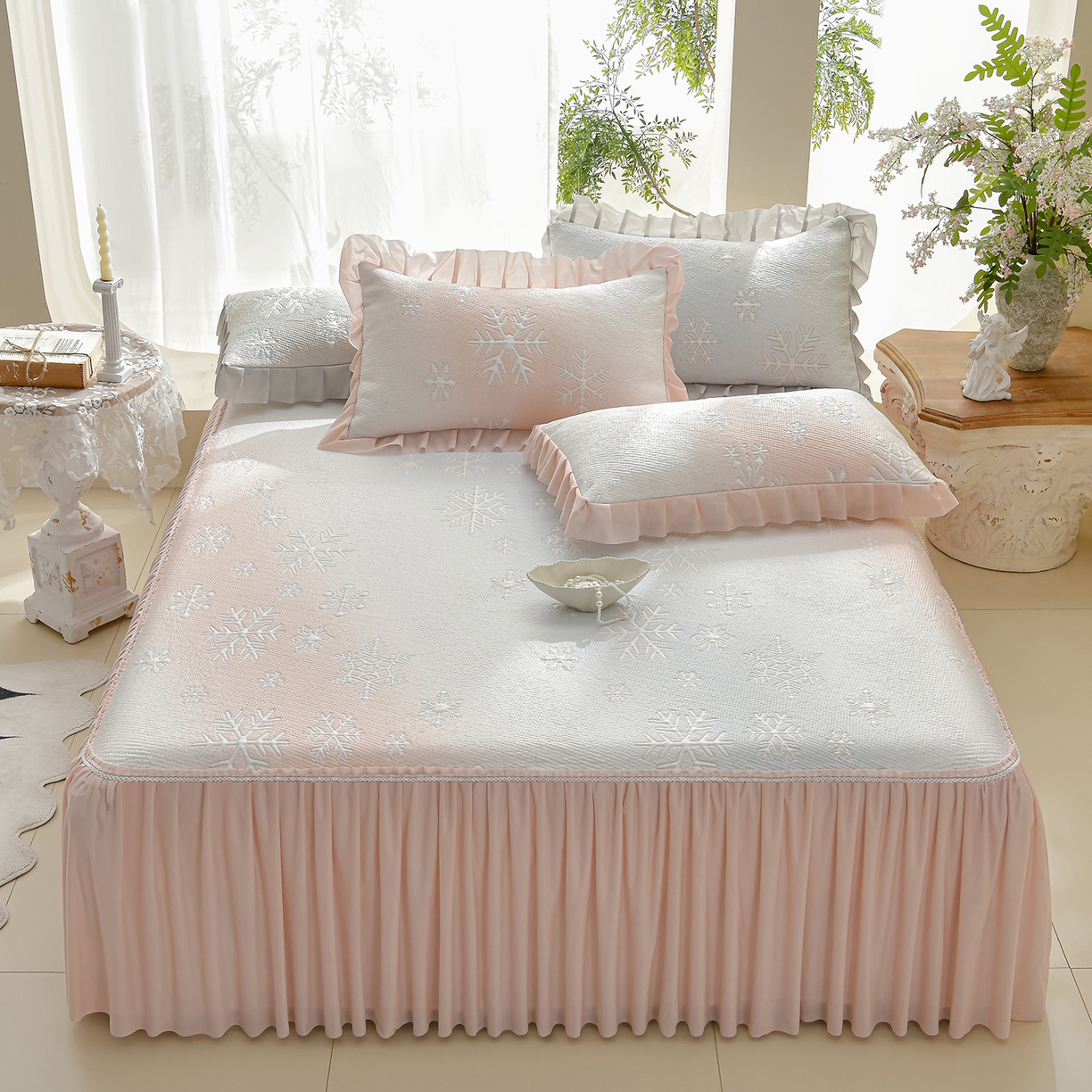 91家纺网 家纺一手货源 找家纺 绘萱家居 2026春夏新款530克PE100%提花冰凉豆豆床裙款凉席席子空调软席 渐变雪花-粉