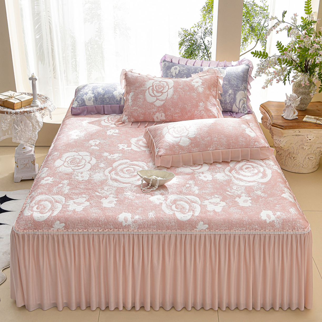 91家纺网 家纺一手货源 找家纺 绘萱家居 2026春夏新款530克PE100%提花冰凉豆豆床裙款凉席席子空调软席 云裳玫瑰-粉