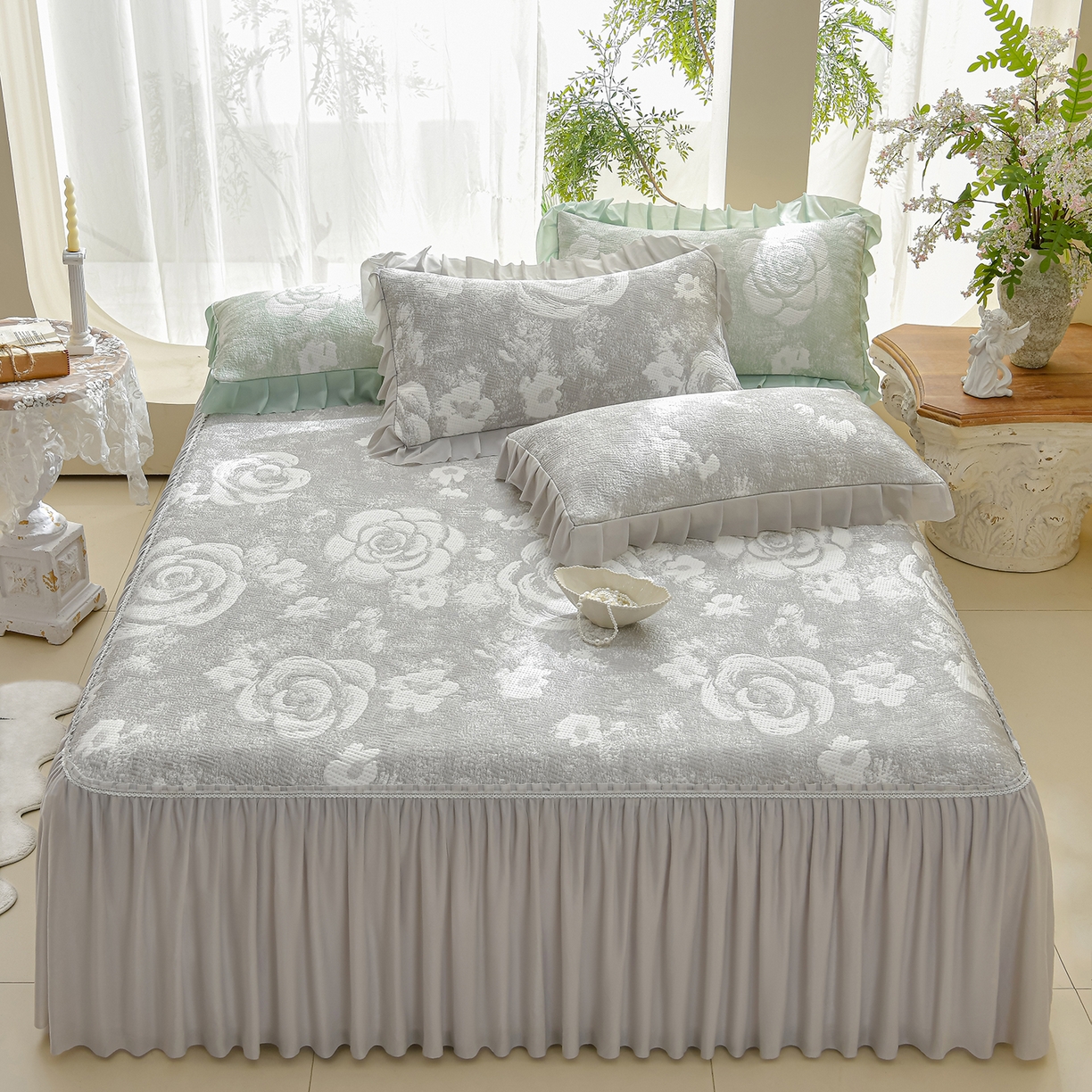 91家纺网 家纺一手货源 找家纺 绘萱家居 2026春夏新款530克PE100%提花冰凉豆豆床裙款凉席席子空调软席 云裳玫瑰-灰