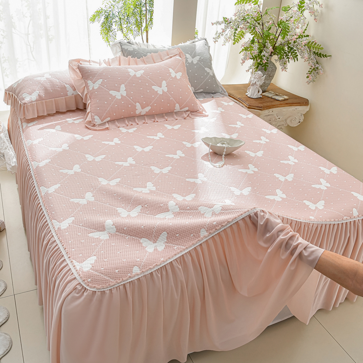 91家纺网 家纺一手货源 找家纺 绘萱家居 2026春夏新款530克PE100%提花冰凉豆豆床裙款凉席席子空调软席 蝶儿轻舞-粉