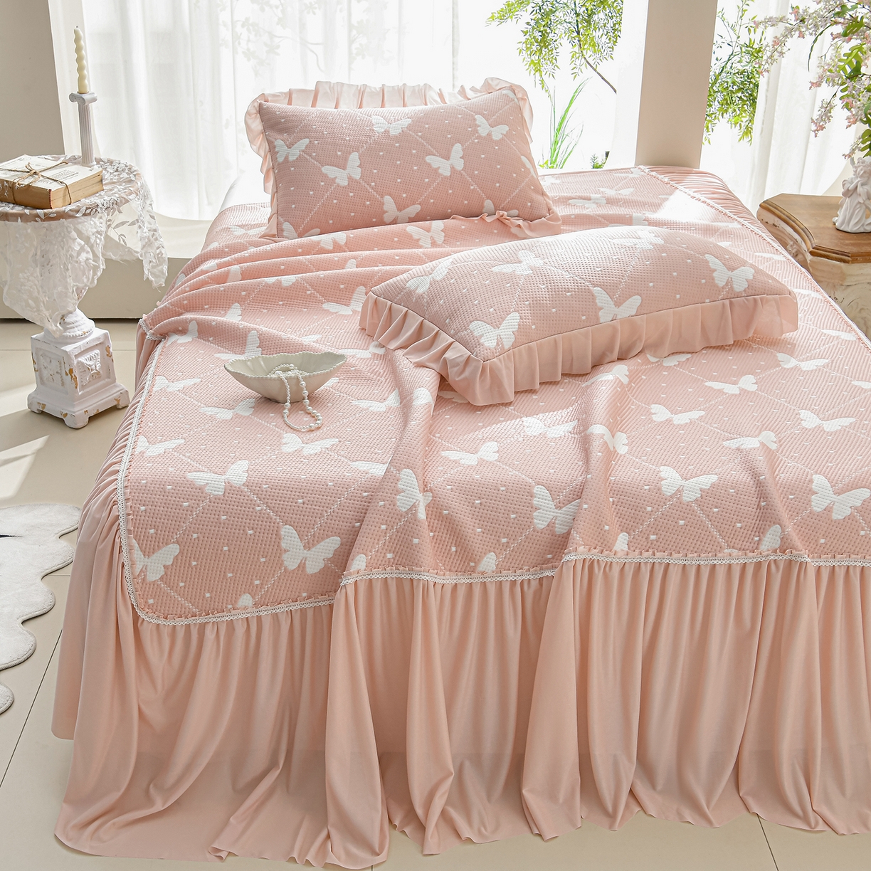 91家纺网 家纺一手货源 找家纺 绘萱家居 2026春夏新款530克PE100%提花冰凉豆豆床裙款凉席席子空调软席 蝶儿轻舞-粉