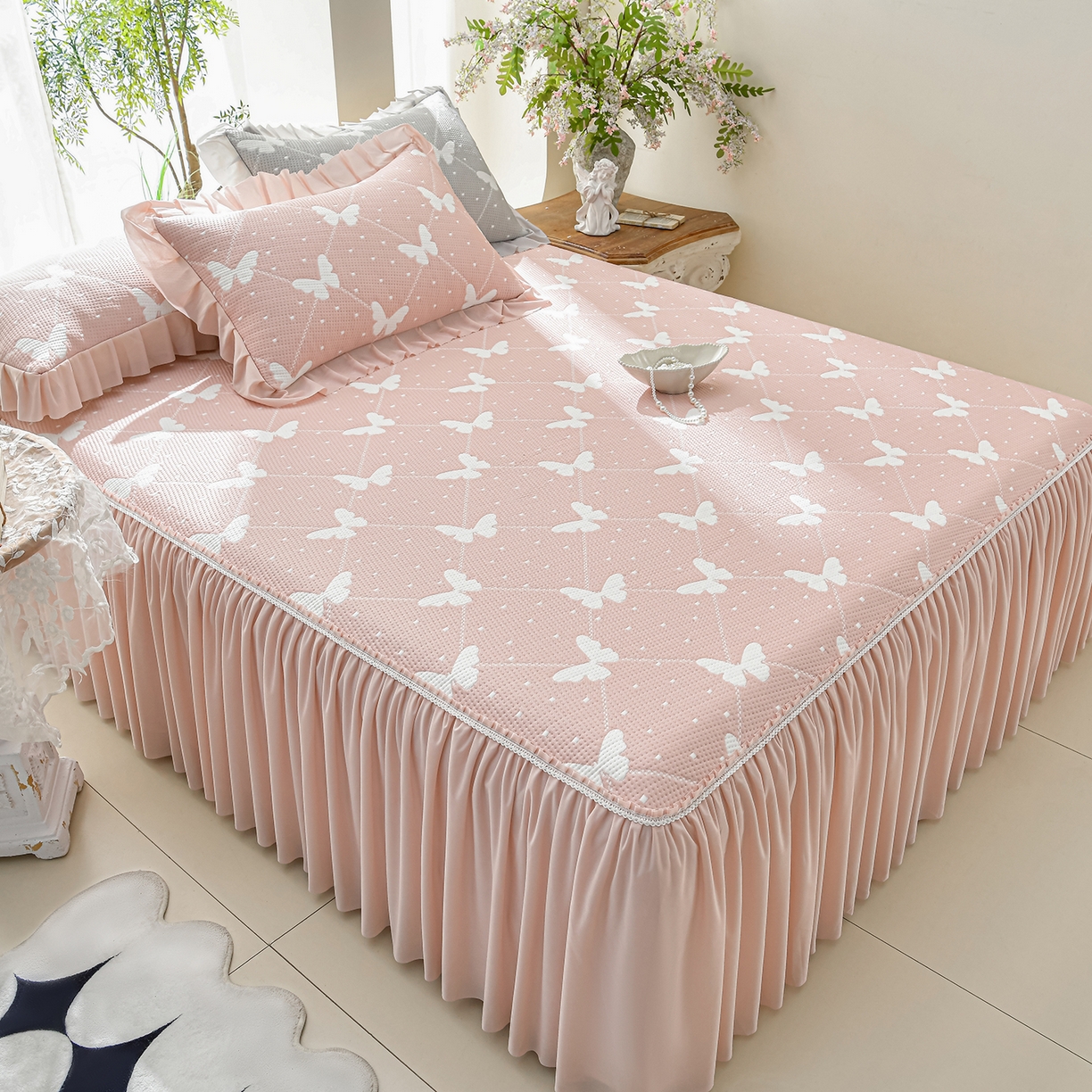 91家纺网 家纺一手货源 找家纺 绘萱家居 2026春夏新款530克PE100%提花冰凉豆豆床裙款凉席席子空调软席 蝶儿轻舞-粉