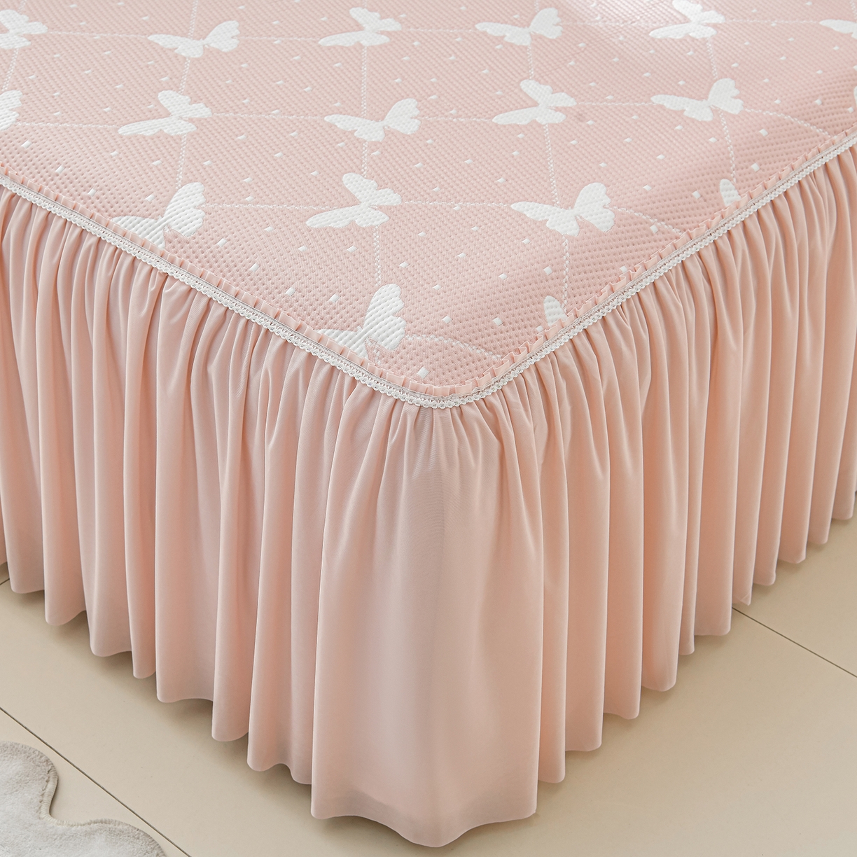 91家纺网 家纺一手货源 找家纺 绘萱家居 2026春夏新款530克PE100%提花冰凉豆豆床裙款凉席席子空调软席 蝶儿轻舞-粉