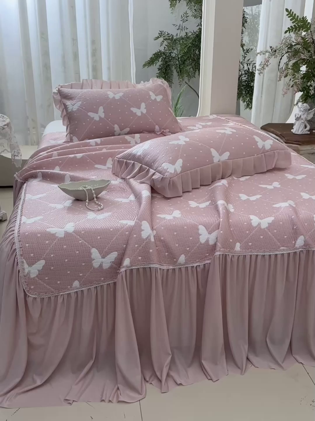 91家纺网 家纺一手货源 找家纺 绘萱家居 2026春夏新款530克PE100%提花冰凉豆豆床裙款凉席席子空调软席 蝶儿轻舞-粉