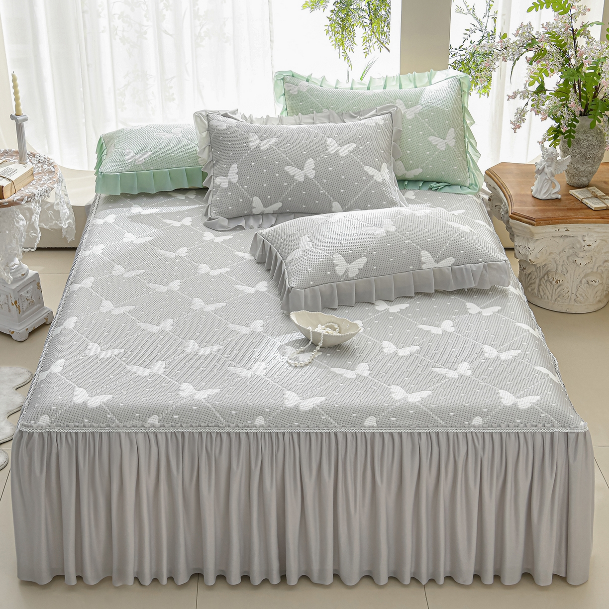 91家纺网 家纺一手货源 找家纺 绘萱家居 2026春夏新款530克PE100%提花冰凉豆豆床裙款凉席席子空调软席 蝶儿轻舞-灰