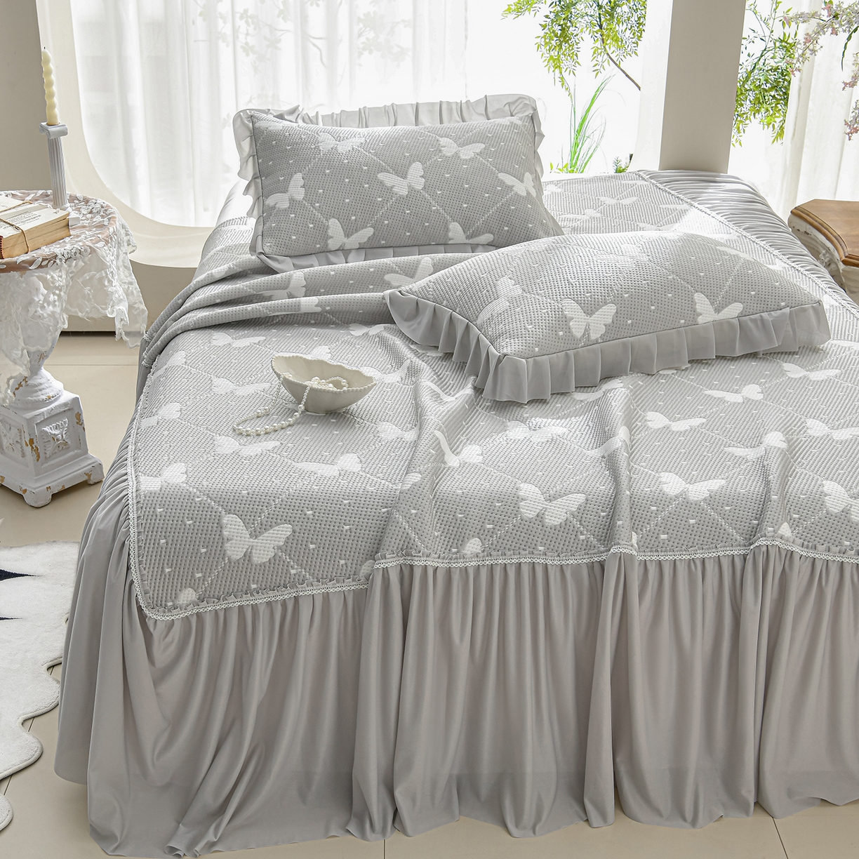 91家纺网 家纺一手货源 找家纺 绘萱家居 2026春夏新款530克PE100%提花冰凉豆豆床裙款凉席席子空调软席 蝶儿轻舞-灰