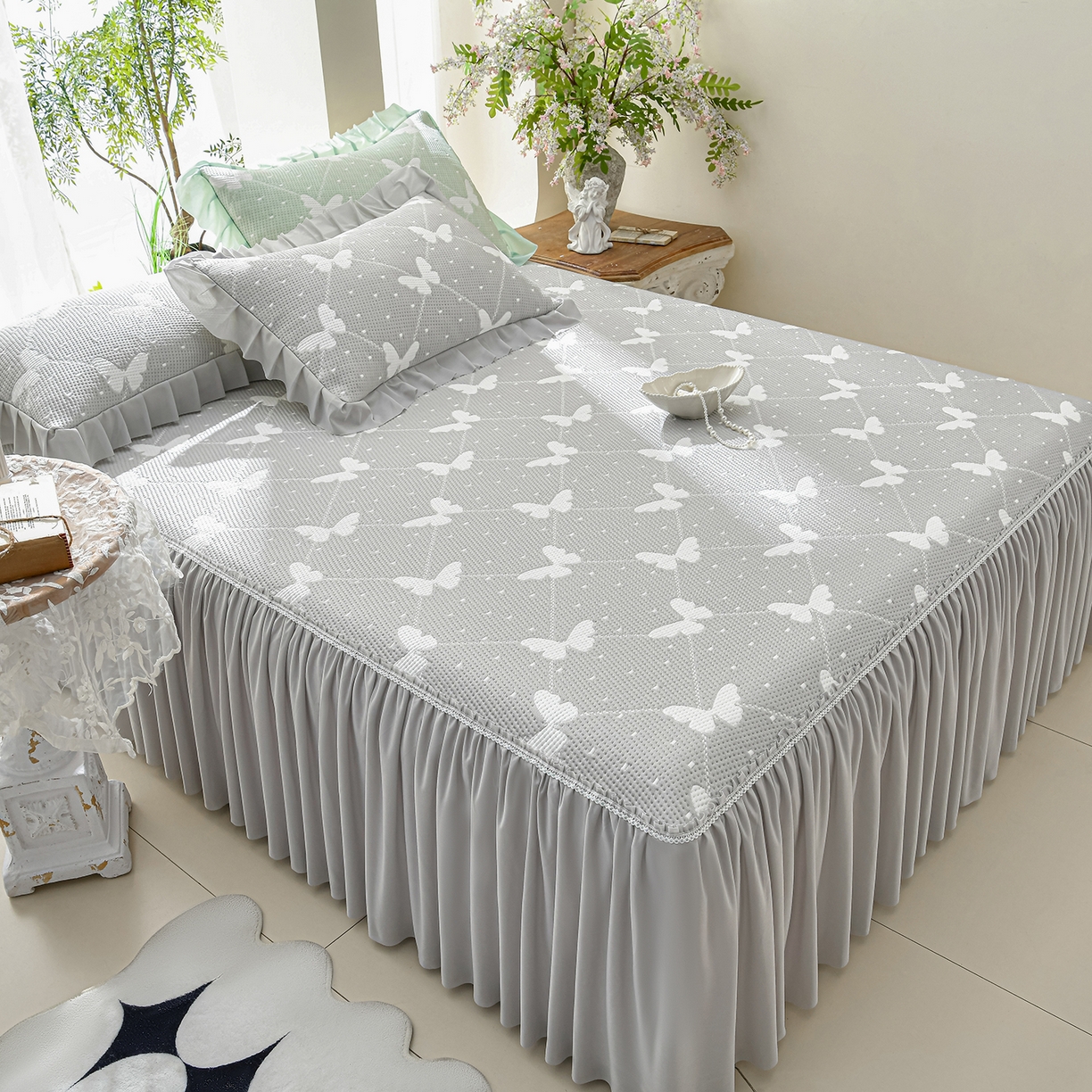 91家纺网 家纺一手货源 找家纺 绘萱家居 2026春夏新款530克PE100%提花冰凉豆豆床裙款凉席席子空调软席 蝶儿轻舞-灰