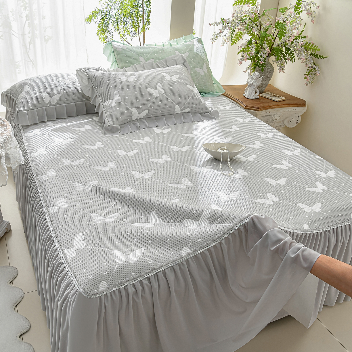 91家纺网 家纺一手货源 找家纺 绘萱家居 2026春夏新款530克PE100%提花冰凉豆豆床裙款凉席席子空调软席 蝶儿轻舞-灰