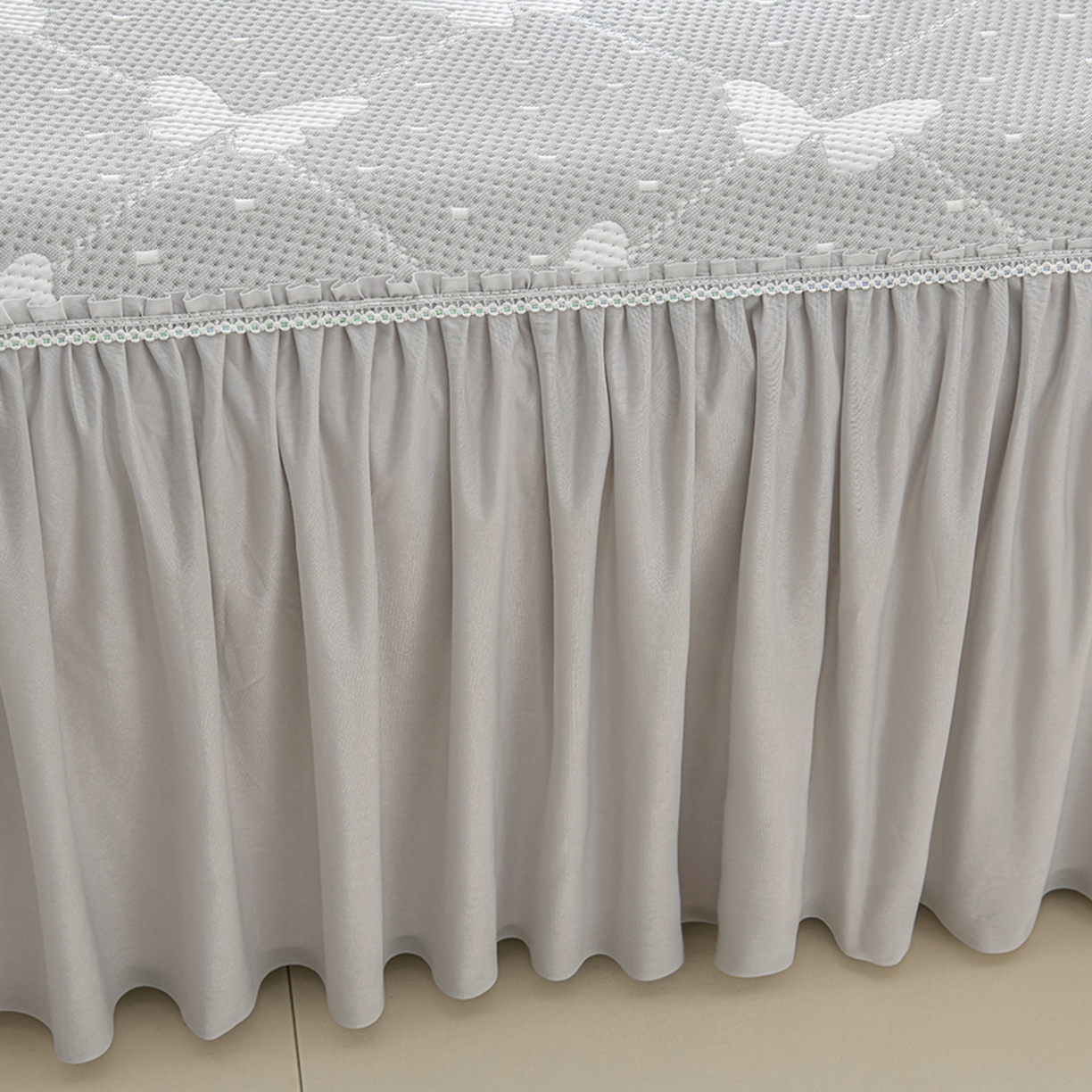 91家纺网 家纺一手货源 找家纺 绘萱家居 2026春夏新款530克PE100%提花冰凉豆豆床裙款凉席席子空调软席 蝶儿轻舞-灰