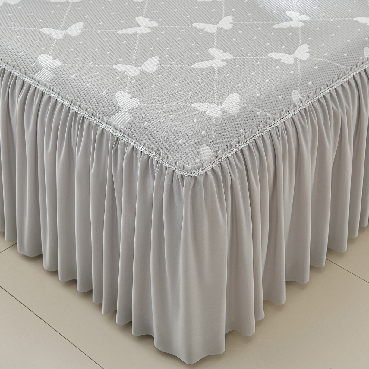 91家纺网 家纺一手货源 找家纺 绘萱家居 2026春夏新款530克PE100%提花冰凉豆豆床裙款凉席席子空调软席 蝶儿轻舞-灰