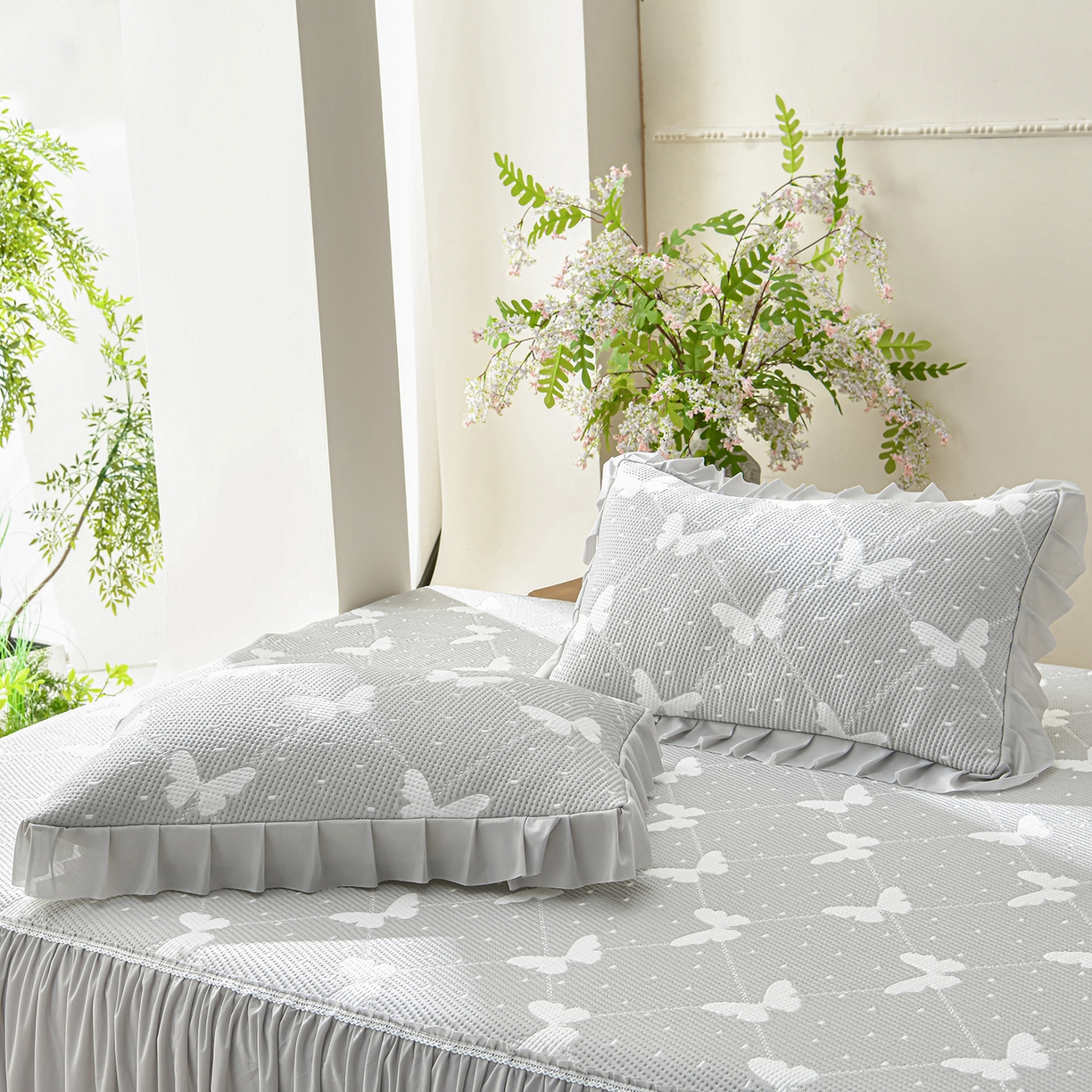 91家纺网 家纺一手货源 找家纺 绘萱家居 2026春夏新款530克PE100%提花冰凉豆豆床裙款凉席席子空调软席 蝶儿轻舞-灰