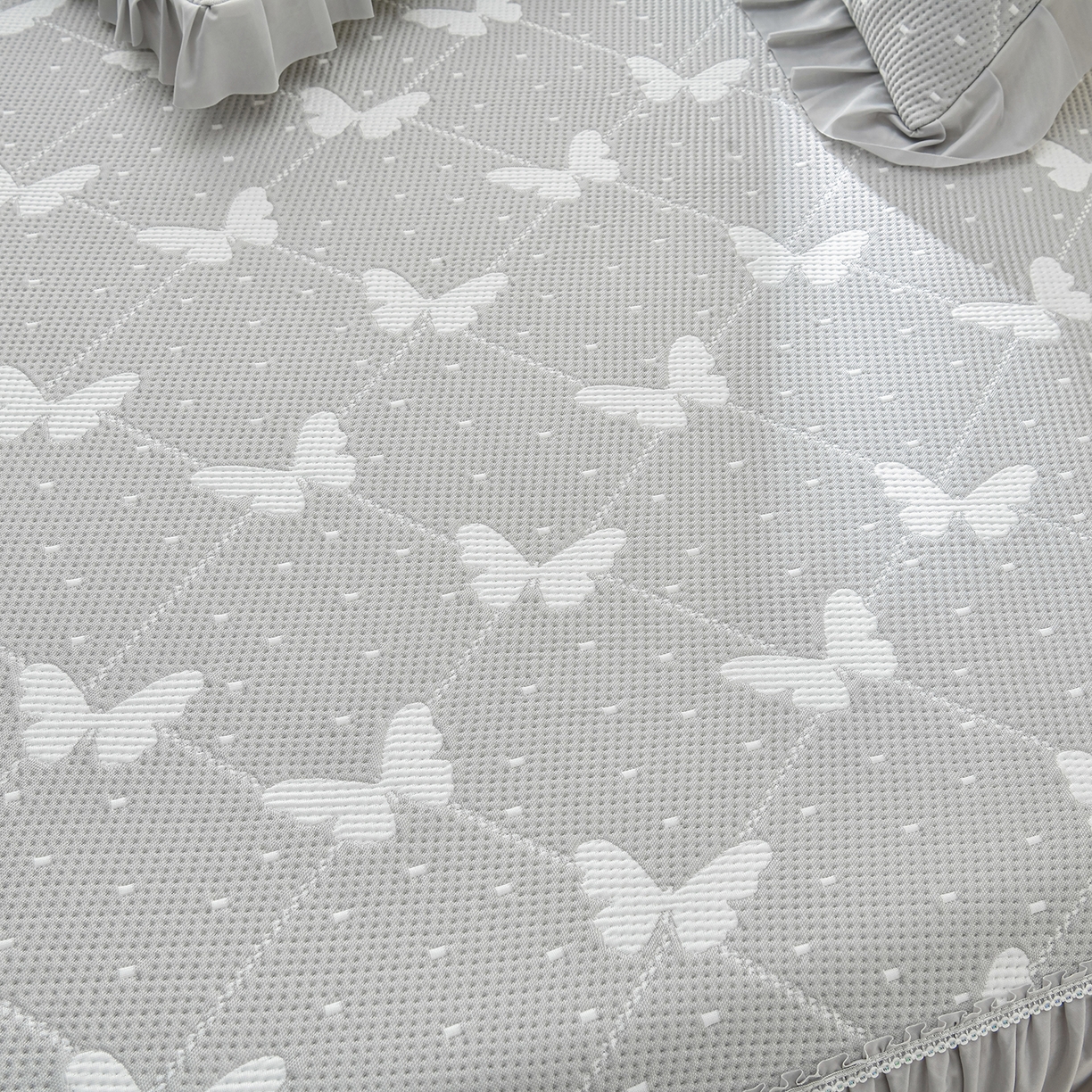 91家纺网 家纺一手货源 找家纺 绘萱家居 2026春夏新款530克PE100%提花冰凉豆豆床裙款凉席席子空调软席 蝶儿轻舞-灰