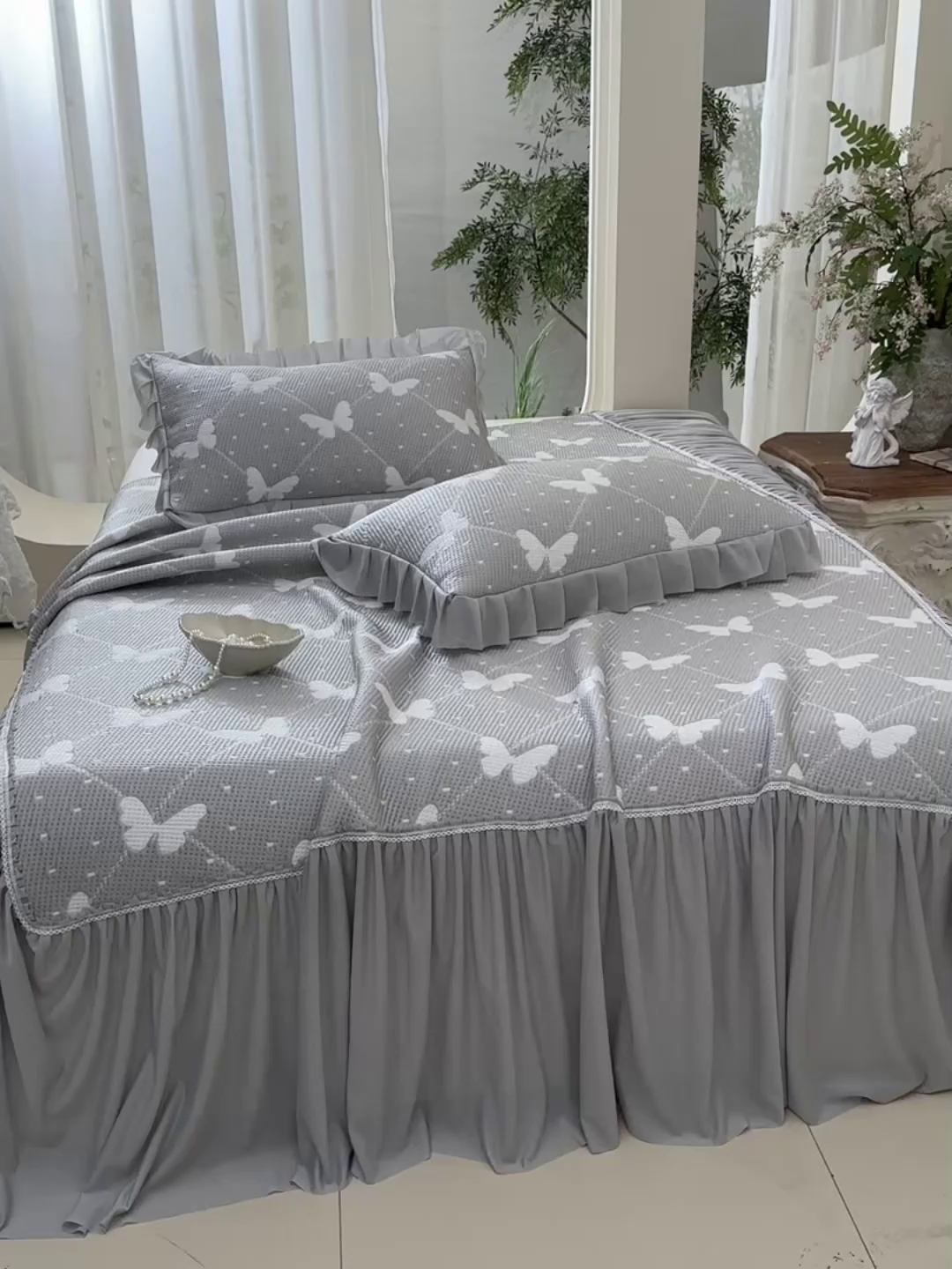 91家纺网 家纺一手货源 找家纺 绘萱家居 2026春夏新款530克PE100%提花冰凉豆豆床裙款凉席席子空调软席 蝶儿轻舞-灰