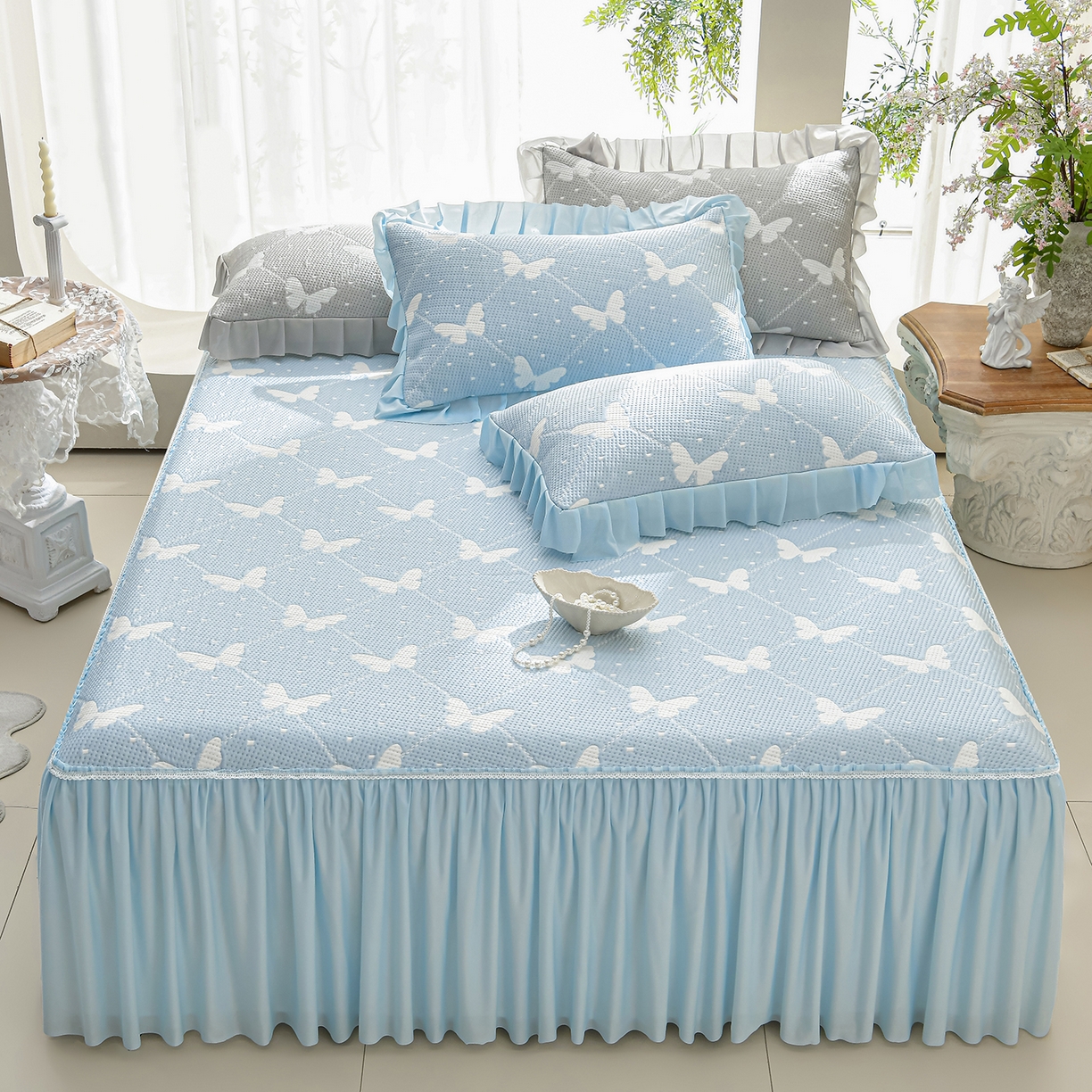 91家纺网 家纺一手货源 找家纺 绘萱家居 2026春夏新款530克PE100%提花冰凉豆豆床裙款凉席席子空调软席 蝶儿轻舞-蓝