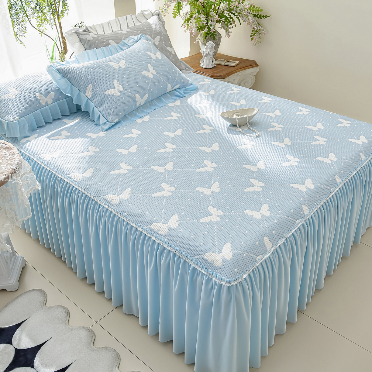 91家纺网 家纺一手货源 找家纺 绘萱家居 2026春夏新款530克PE100%提花冰凉豆豆床裙款凉席席子空调软席 蝶儿轻舞-蓝