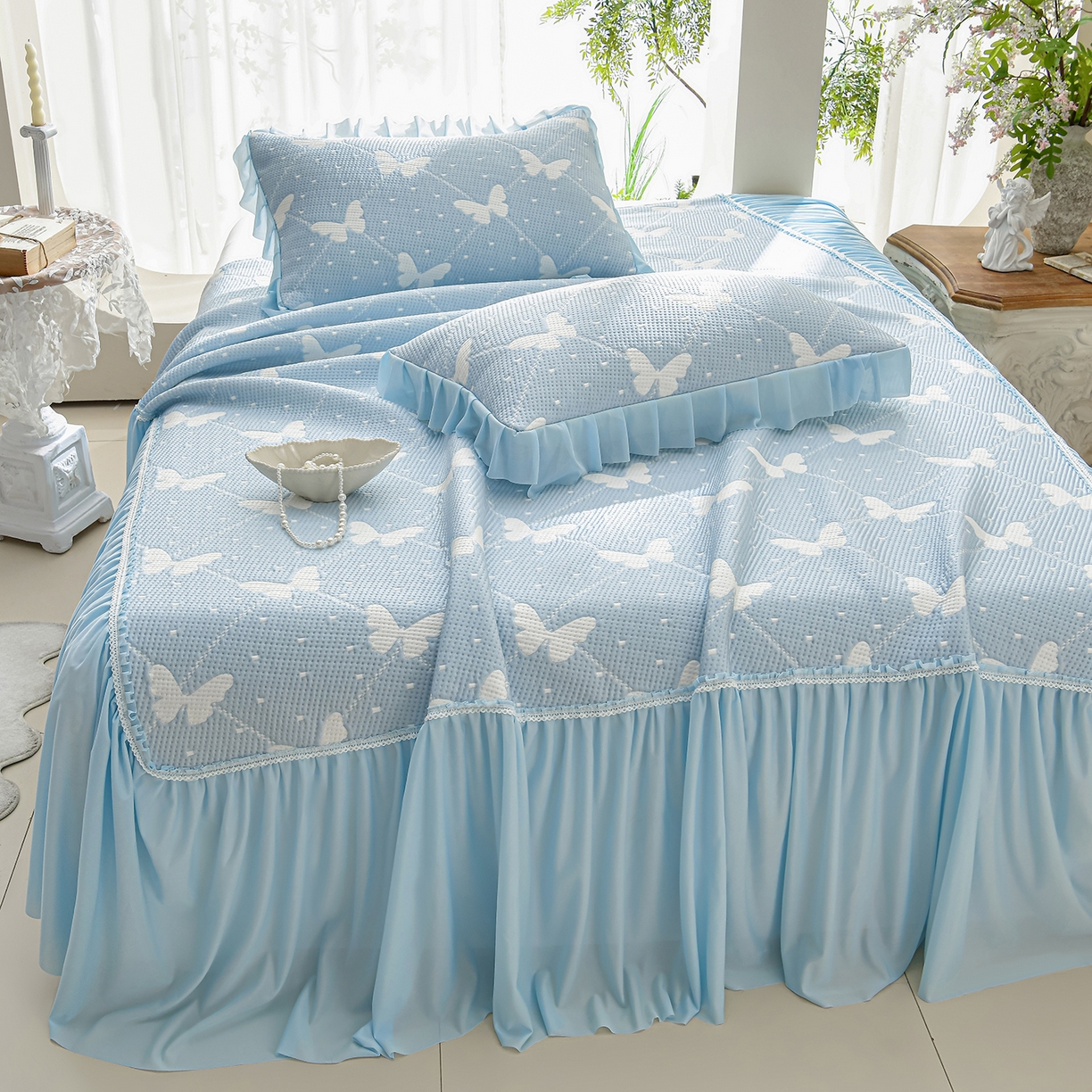 91家纺网 家纺一手货源 找家纺 绘萱家居 2026春夏新款530克PE100%提花冰凉豆豆床裙款凉席席子空调软席 蝶儿轻舞-蓝