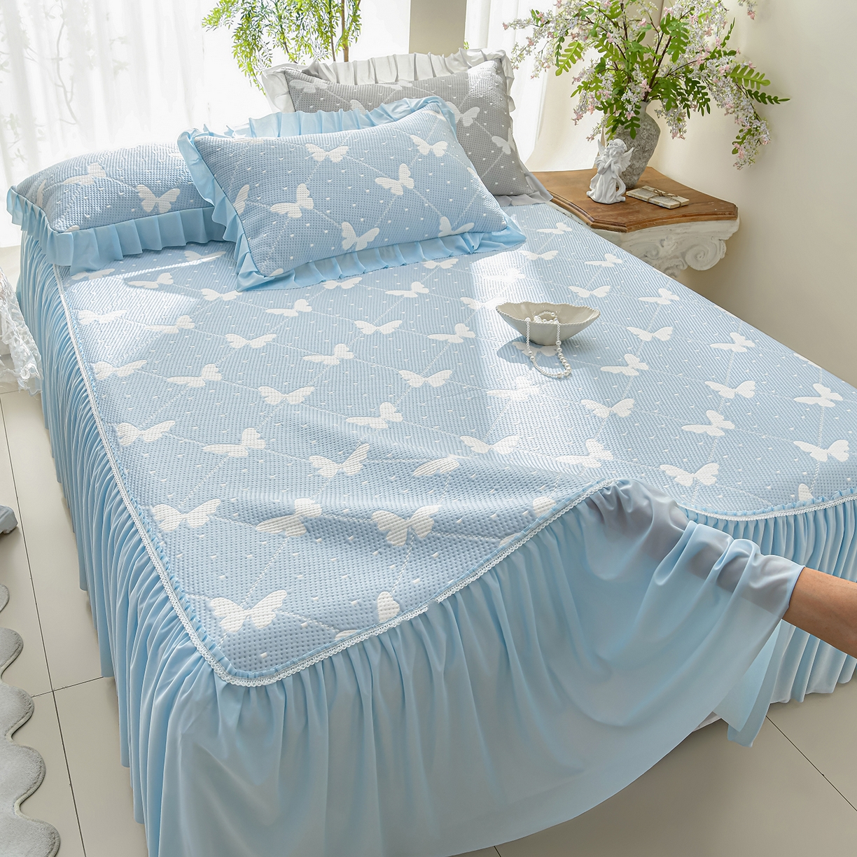 91家纺网 家纺一手货源 找家纺 绘萱家居 2026春夏新款530克PE100%提花冰凉豆豆床裙款凉席席子空调软席 蝶儿轻舞-蓝