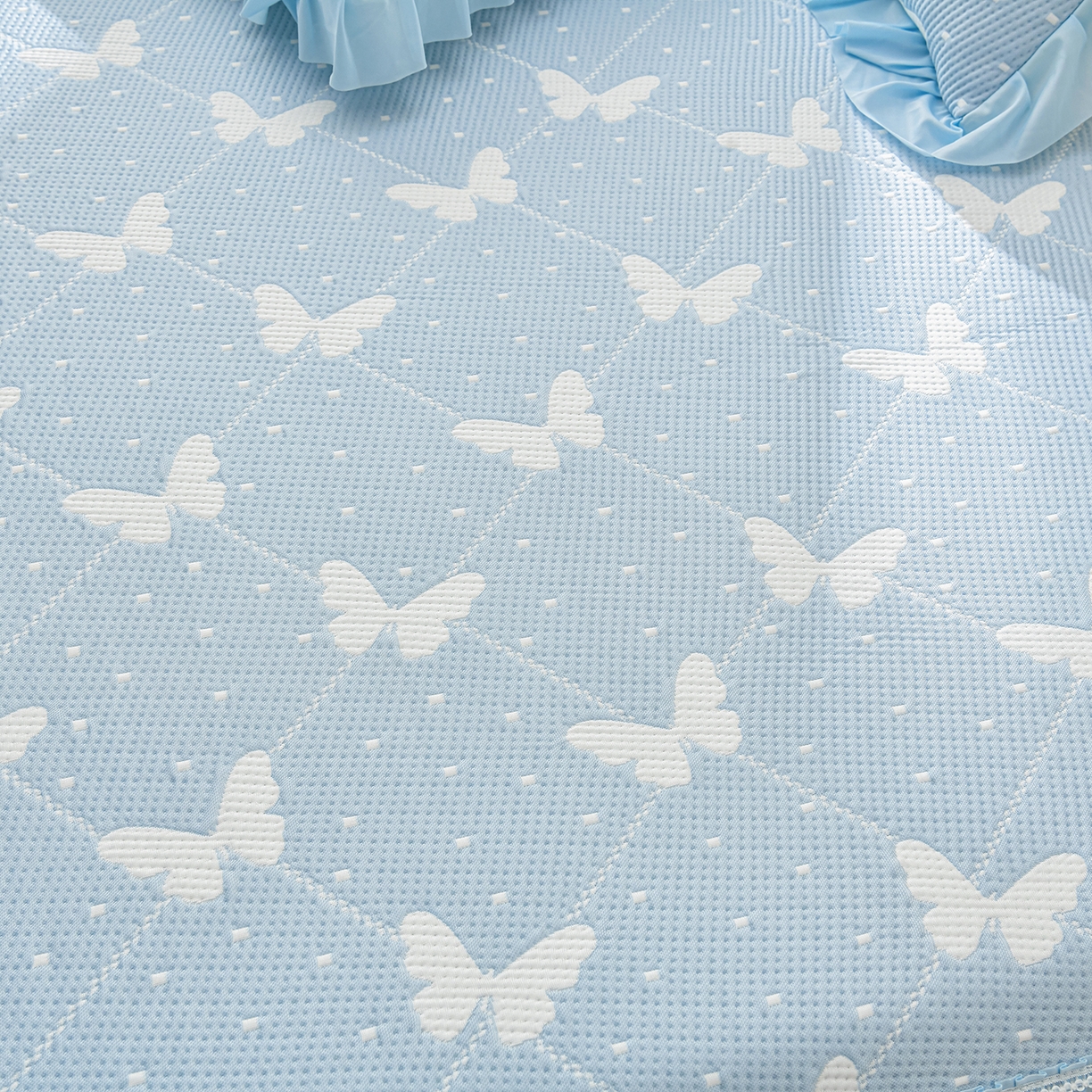 91家纺网 家纺一手货源 找家纺 绘萱家居 2026春夏新款530克PE100%提花冰凉豆豆床裙款凉席席子空调软席 蝶儿轻舞-蓝