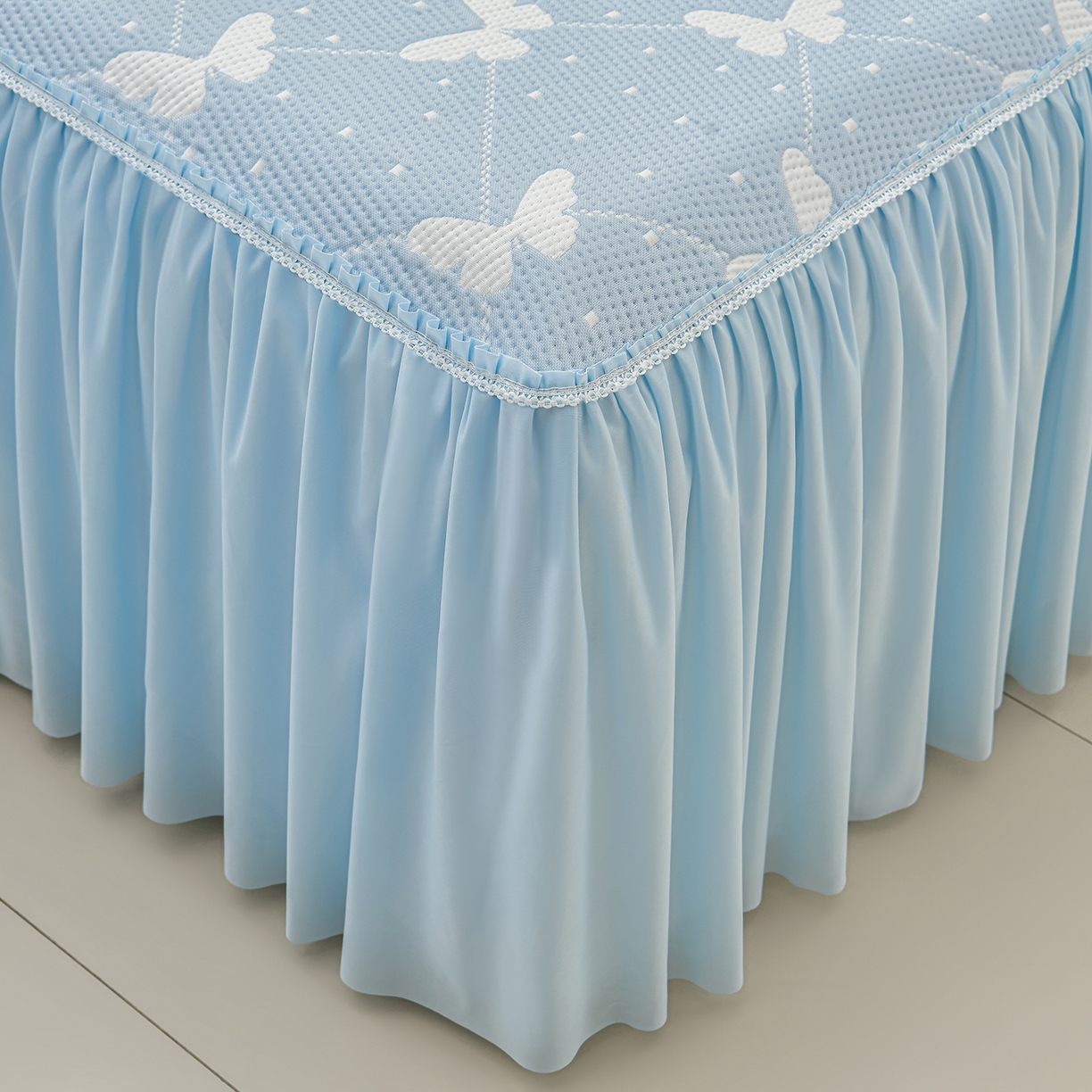 91家纺网 家纺一手货源 找家纺 绘萱家居 2026春夏新款530克PE100%提花冰凉豆豆床裙款凉席席子空调软席 蝶儿轻舞-蓝