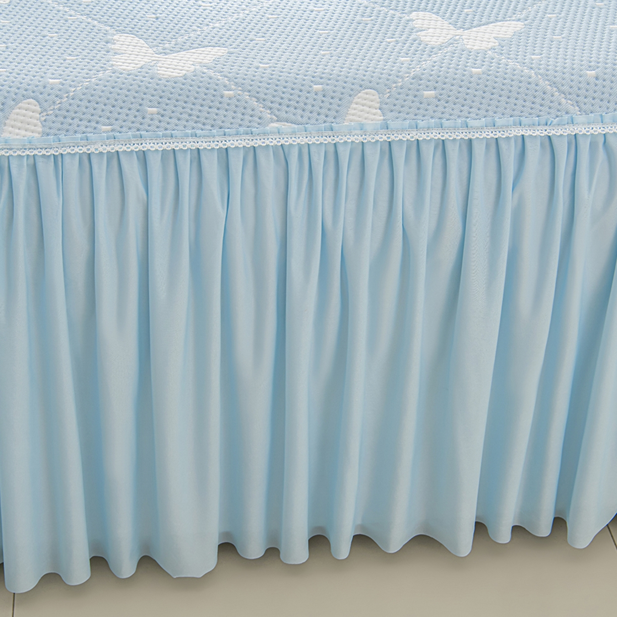 91家纺网 家纺一手货源 找家纺 绘萱家居 2026春夏新款530克PE100%提花冰凉豆豆床裙款凉席席子空调软席 蝶儿轻舞-蓝