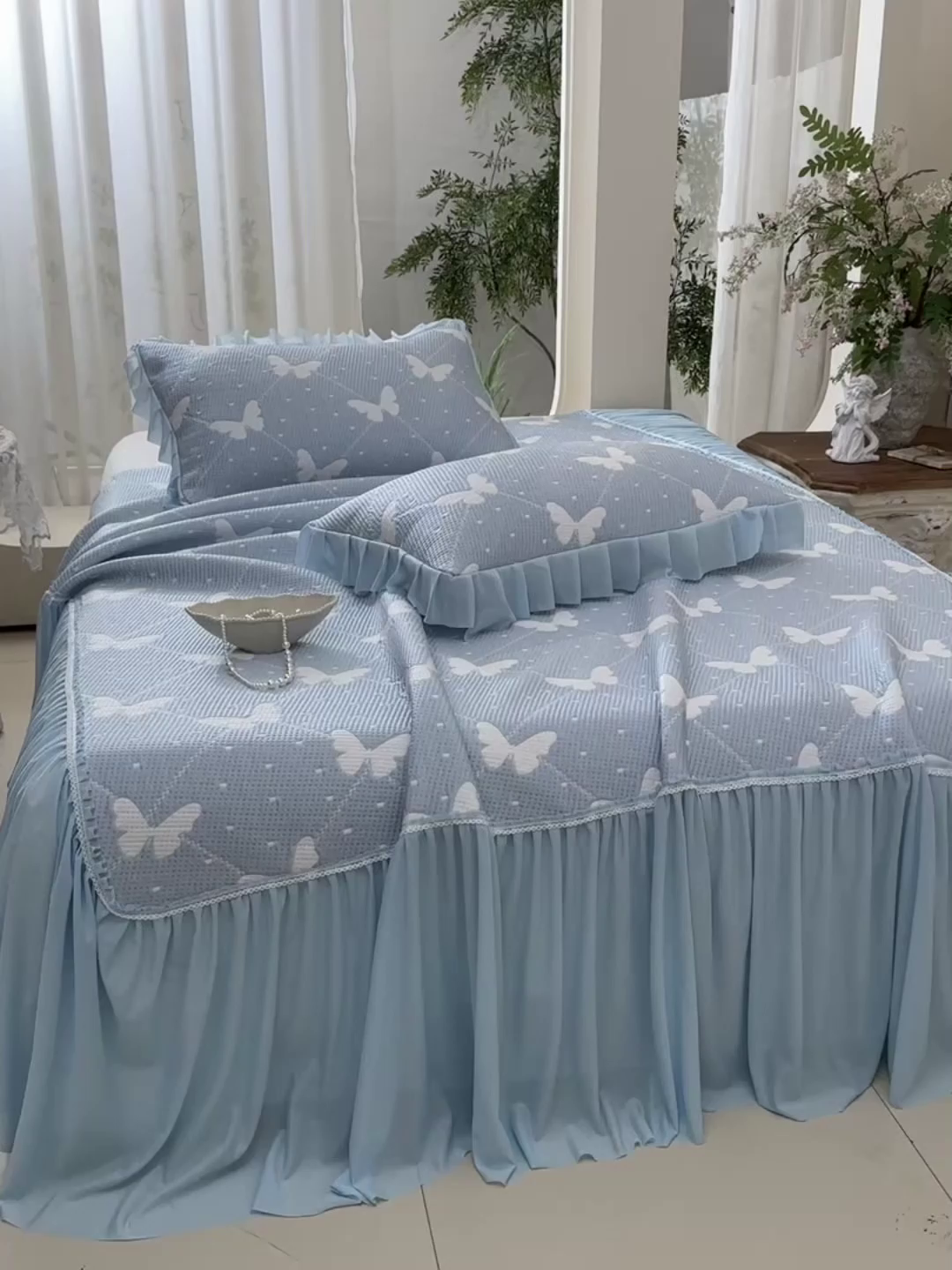 91家纺网 家纺一手货源 找家纺 绘萱家居 2026春夏新款530克PE100%提花冰凉豆豆床裙款凉席席子空调软席 蝶儿轻舞-蓝