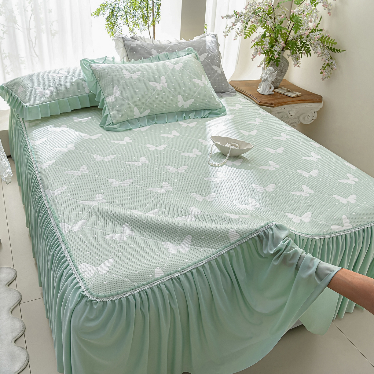 91家纺网 家纺一手货源 找家纺 绘萱家居 2026春夏新款530克PE100%提花冰凉豆豆床裙款凉席席子空调软席 蝶儿轻舞-绿