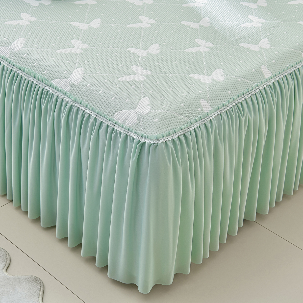 91家纺网 家纺一手货源 找家纺 绘萱家居 2026春夏新款530克PE100%提花冰凉豆豆床裙款凉席席子空调软席 蝶儿轻舞-绿