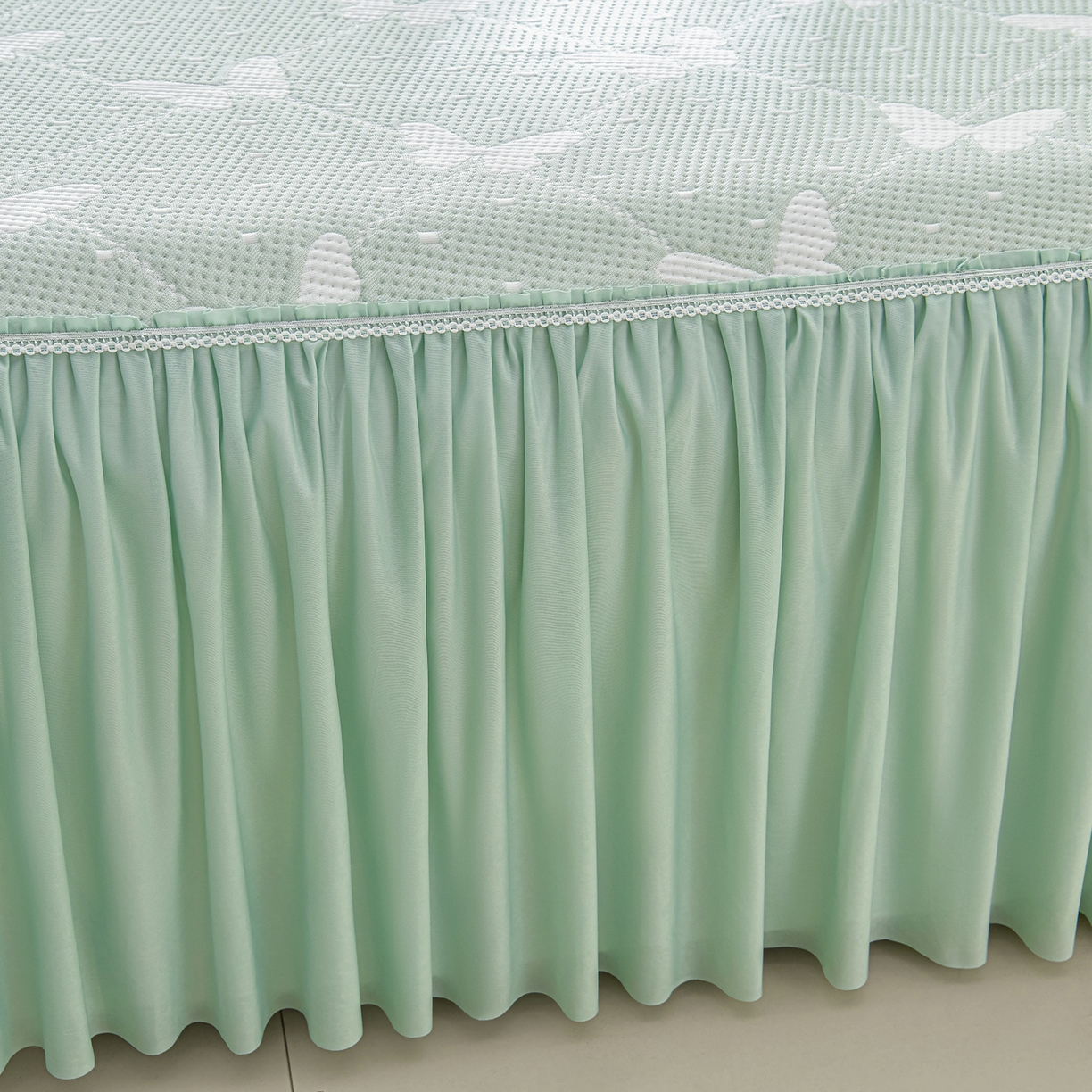 91家纺网 家纺一手货源 找家纺 绘萱家居 2026春夏新款530克PE100%提花冰凉豆豆床裙款凉席席子空调软席 蝶儿轻舞-绿