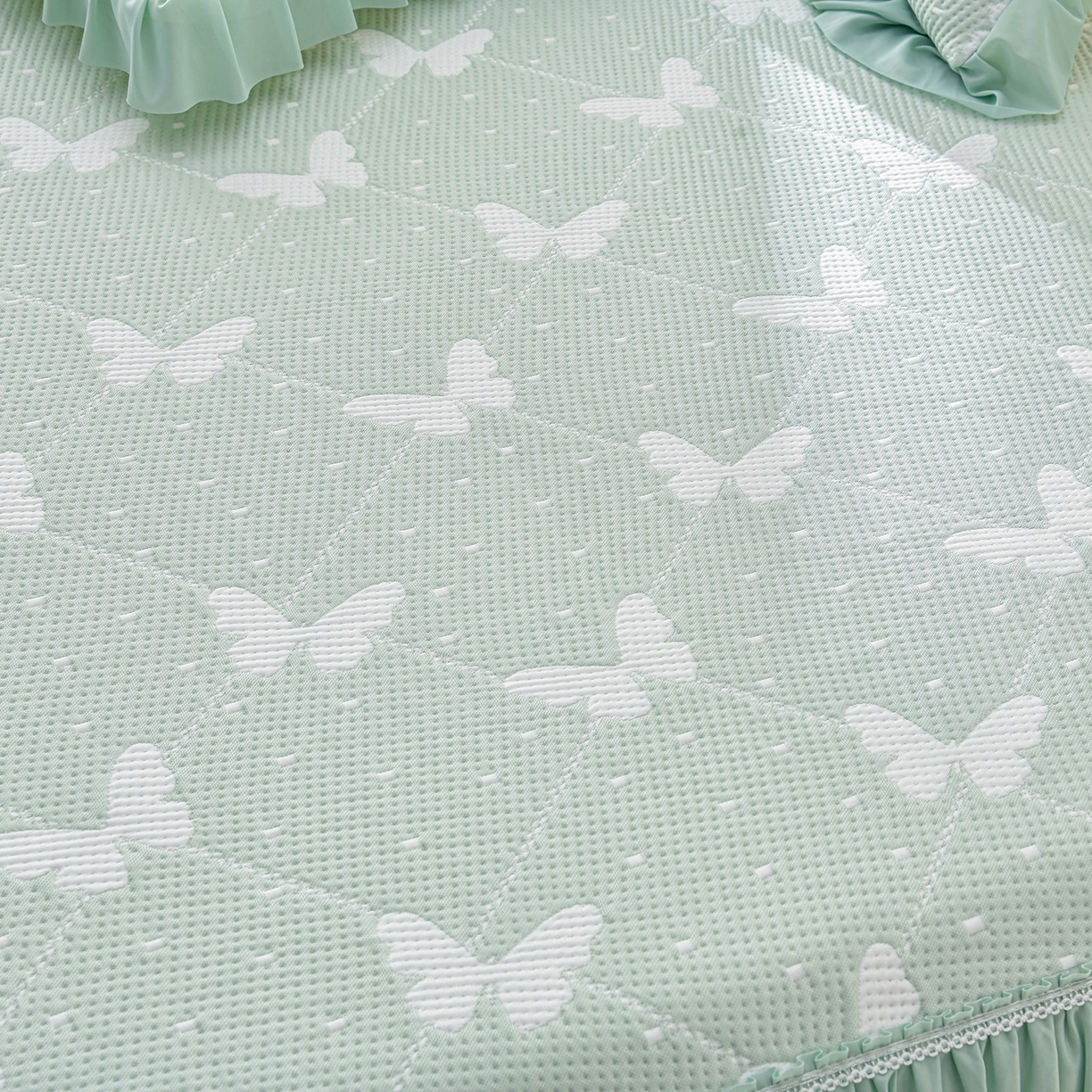 91家纺网 家纺一手货源 找家纺 绘萱家居 2026春夏新款530克PE100%提花冰凉豆豆床裙款凉席席子空调软席 蝶儿轻舞-绿