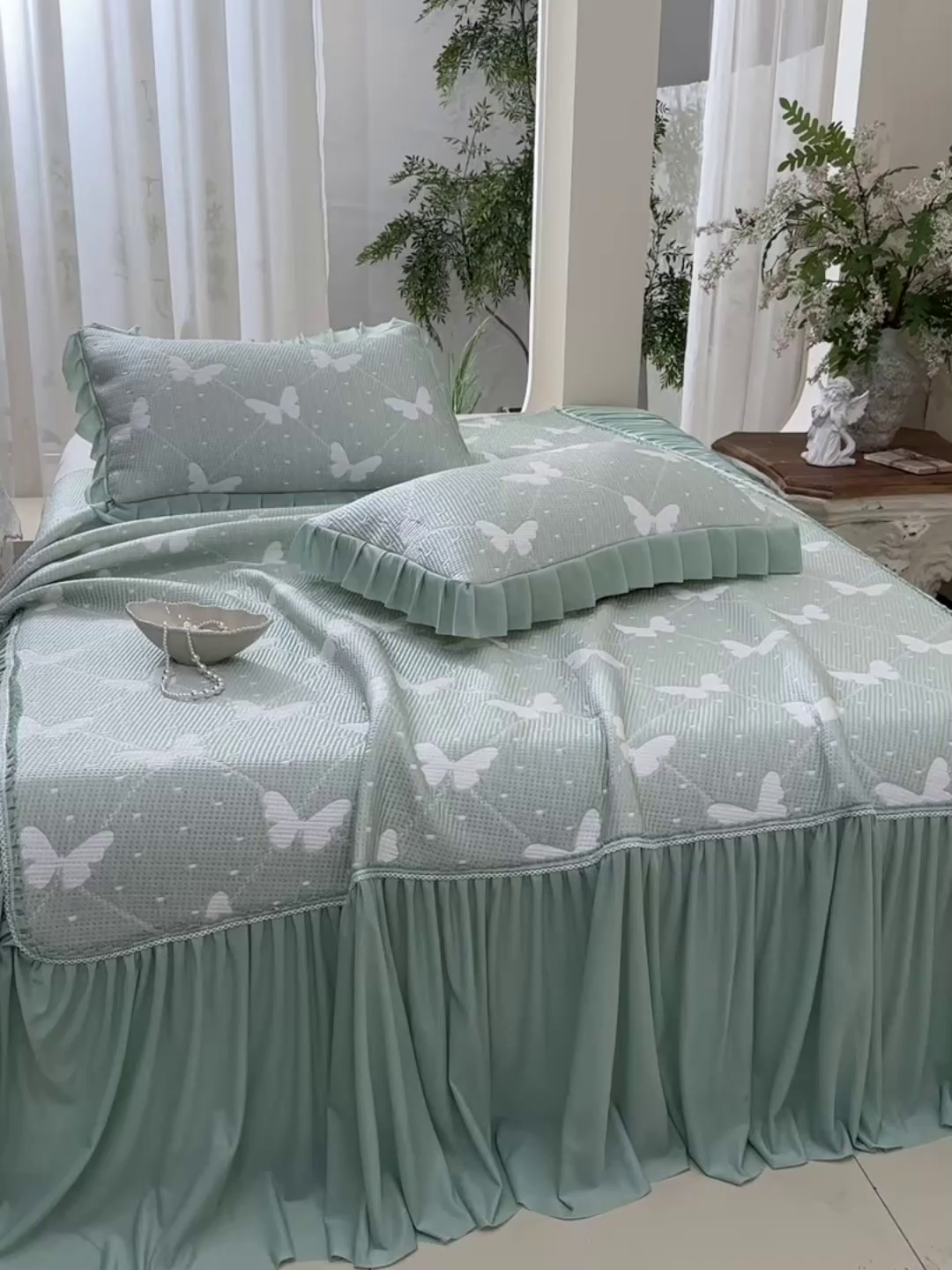 91家纺网 家纺一手货源 找家纺 绘萱家居 2026春夏新款530克PE100%提花冰凉豆豆床裙款凉席席子空调软席 蝶儿轻舞-绿