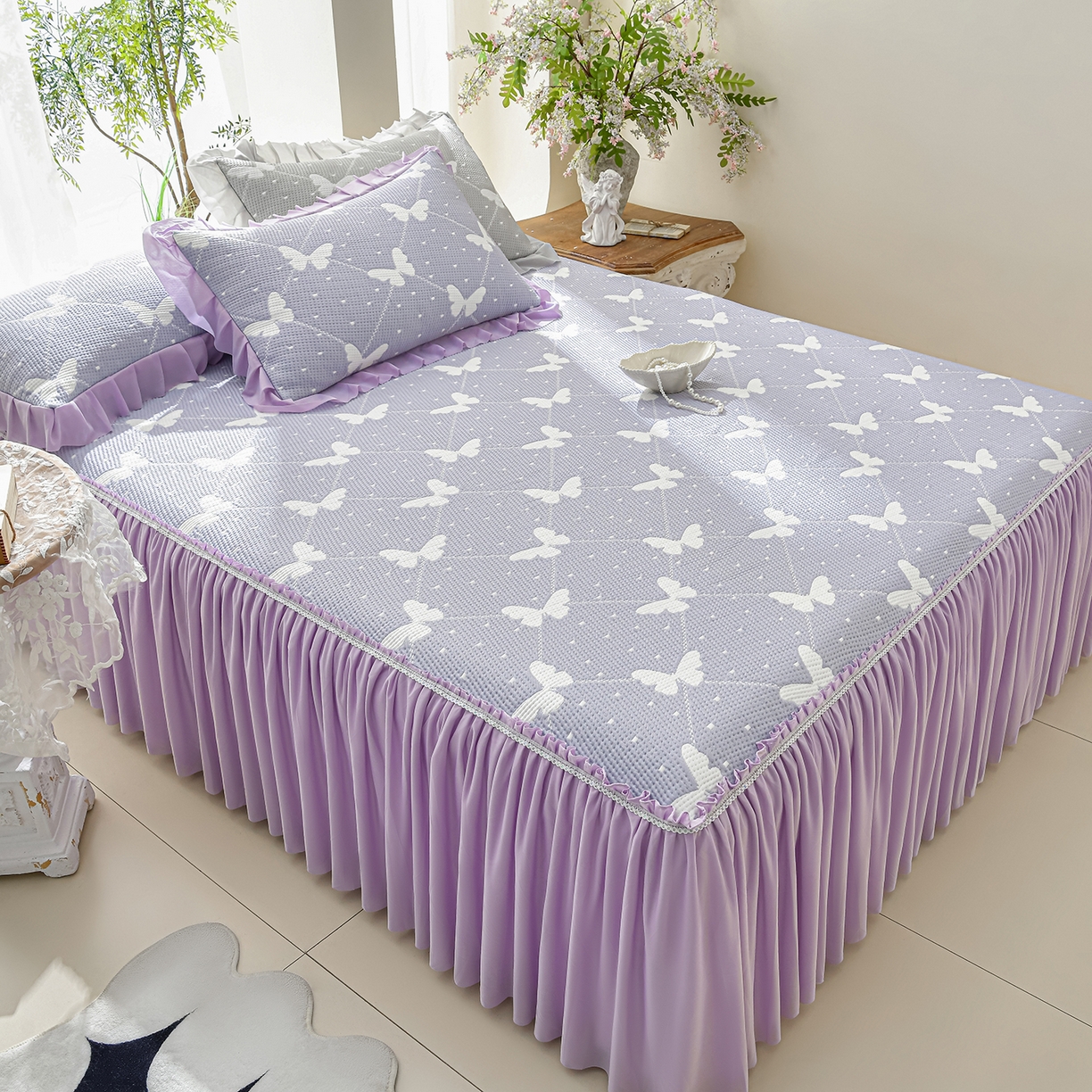 91家纺网 家纺一手货源 找家纺 绘萱家居 2026春夏新款530克PE100%提花冰凉豆豆床裙款凉席席子空调软席 蝶儿轻舞-紫