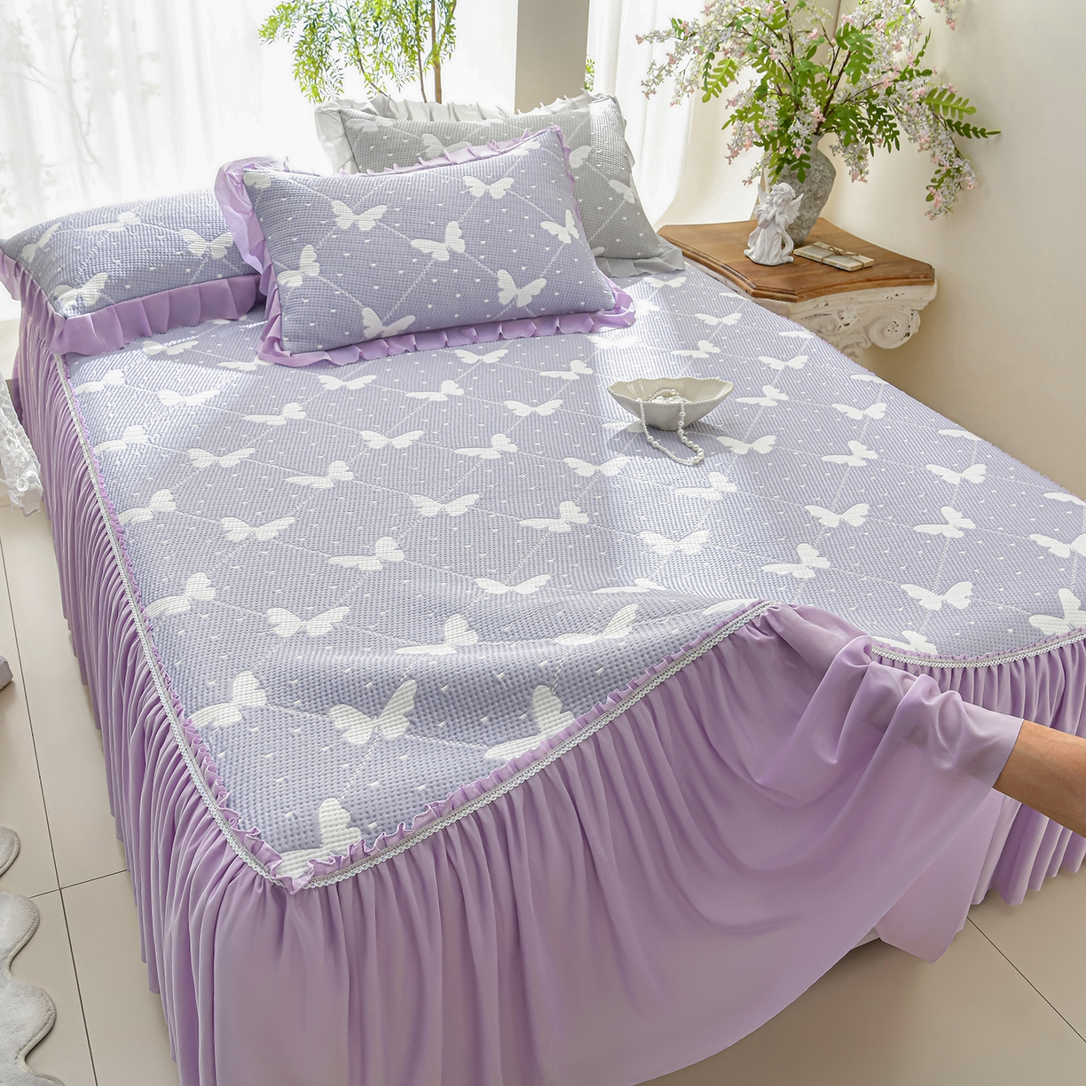 91家纺网 家纺一手货源 找家纺 绘萱家居 2026春夏新款530克PE100%提花冰凉豆豆床裙款凉席席子空调软席 蝶儿轻舞-紫