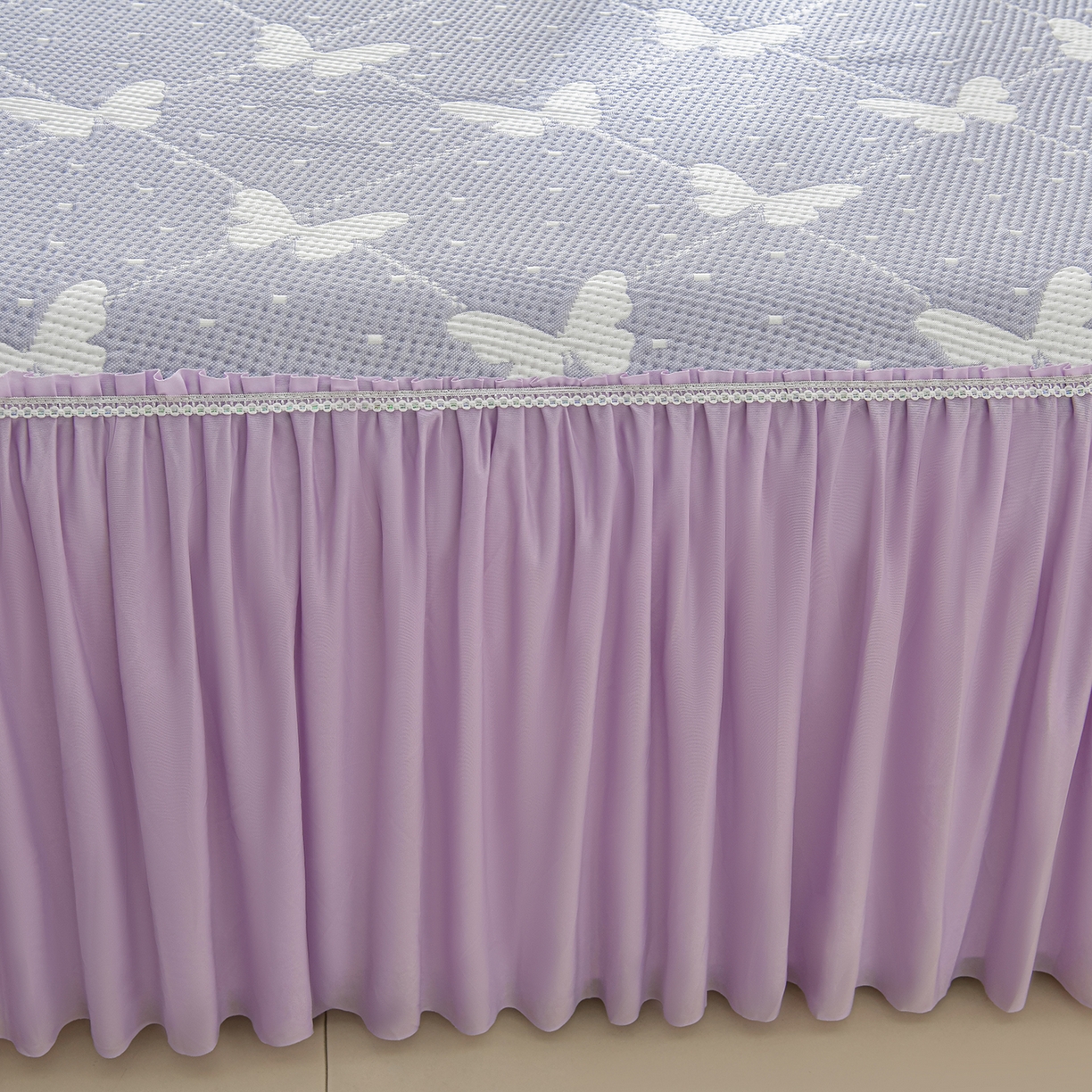 91家纺网 家纺一手货源 找家纺 绘萱家居 2026春夏新款530克PE100%提花冰凉豆豆床裙款凉席席子空调软席 蝶儿轻舞-紫