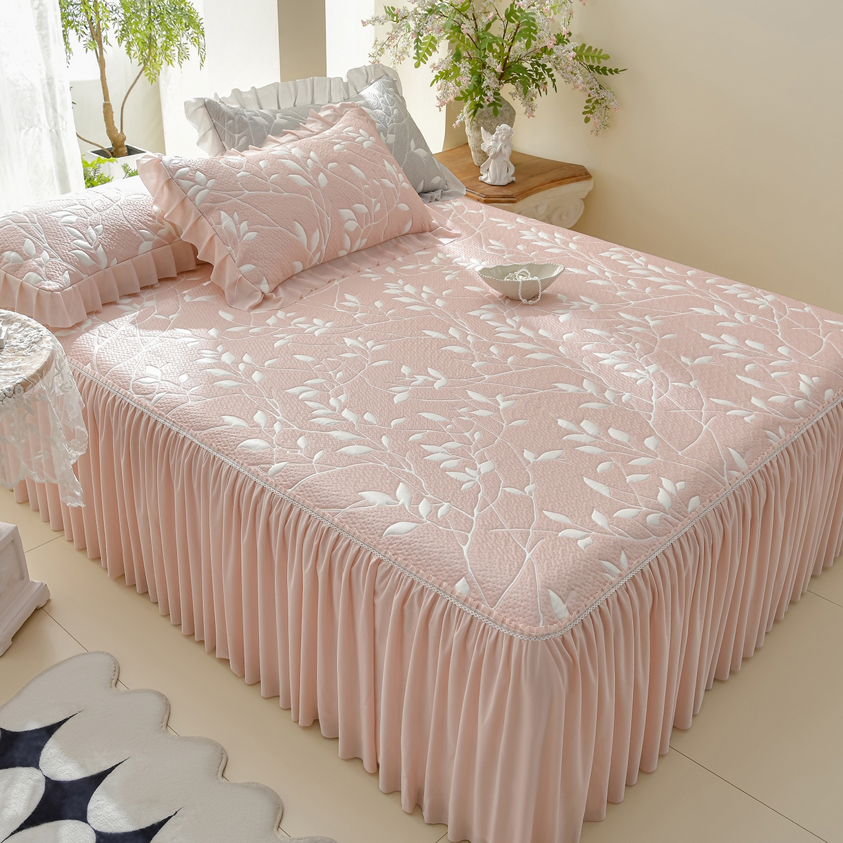 91家纺网 家纺一手货源 找家纺 绘萱家居 2026春夏新款530克PE100%提花冰凉豆豆床裙款凉席席子空调软席 花枝招展-粉