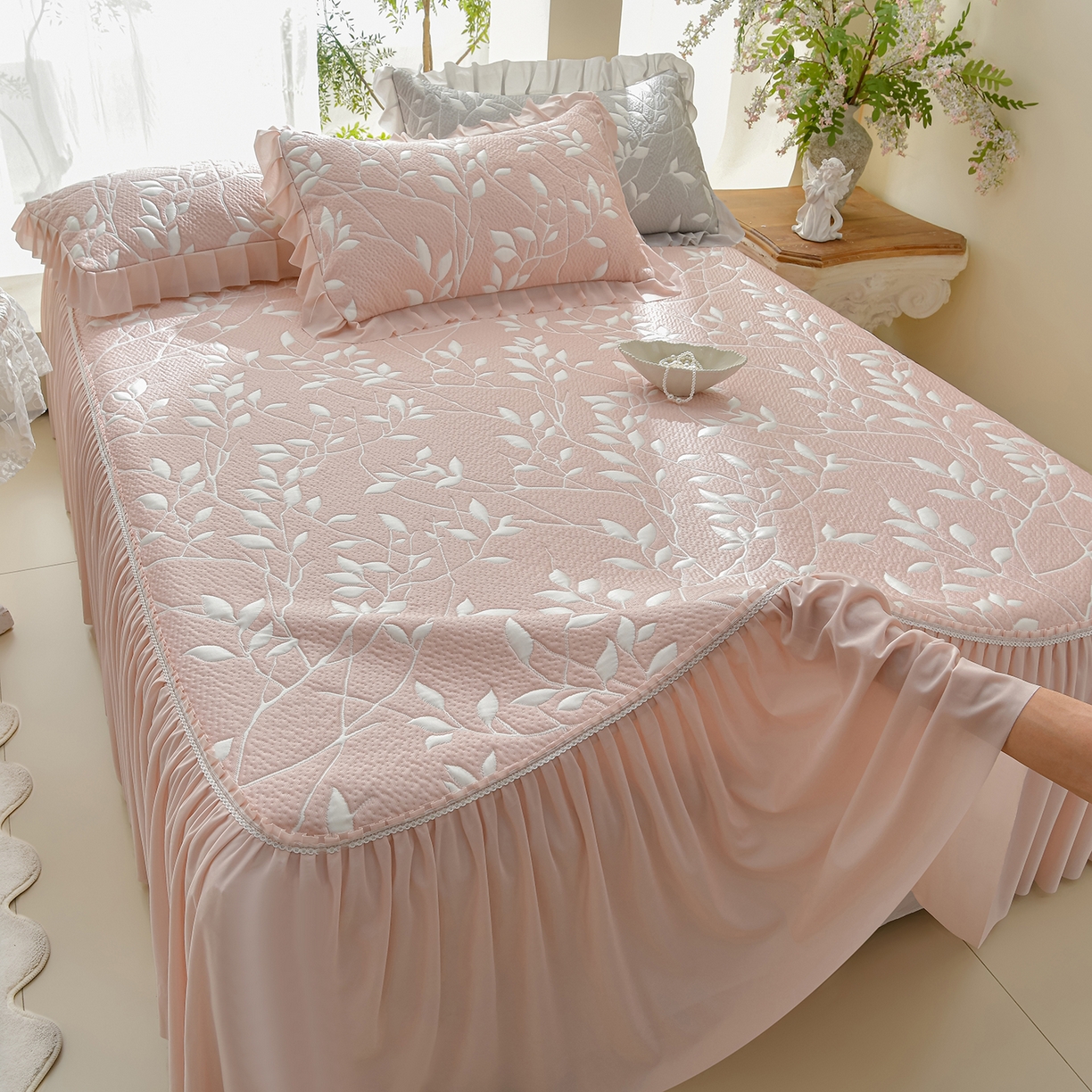 91家纺网 家纺一手货源 找家纺 绘萱家居 2026春夏新款530克PE100%提花冰凉豆豆床裙款凉席席子空调软席 花枝招展-粉