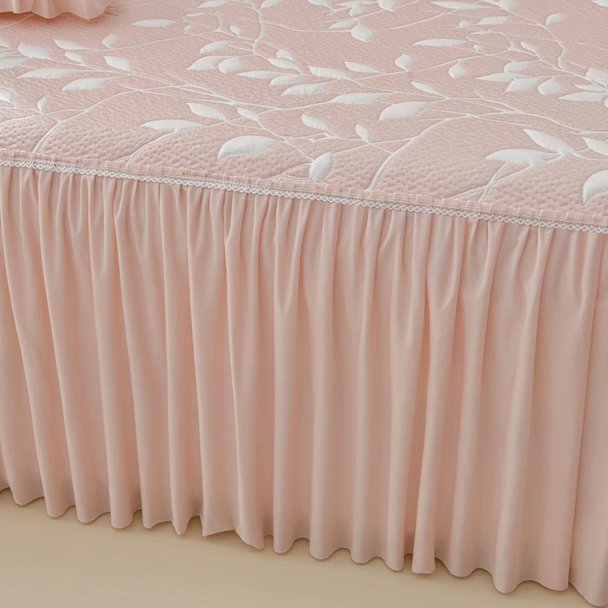 91家纺网 家纺一手货源 找家纺 绘萱家居 2026春夏新款530克PE100%提花冰凉豆豆床裙款凉席席子空调软席 花枝招展-粉