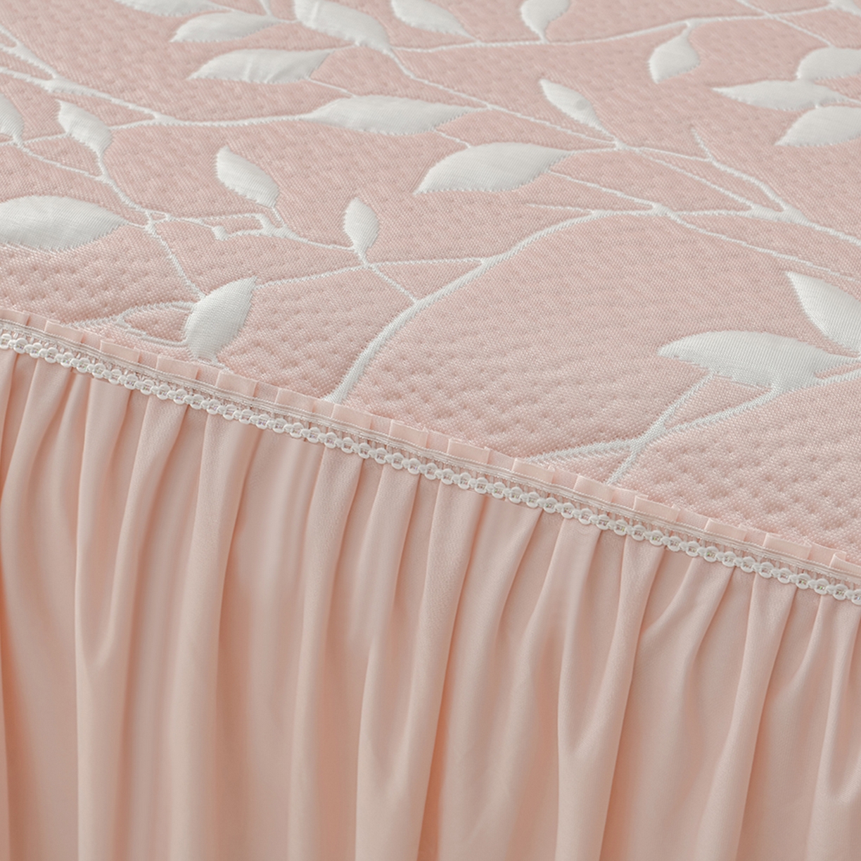 91家纺网 家纺一手货源 找家纺 绘萱家居 2026春夏新款530克PE100%提花冰凉豆豆床裙款凉席席子空调软席 花枝招展-粉