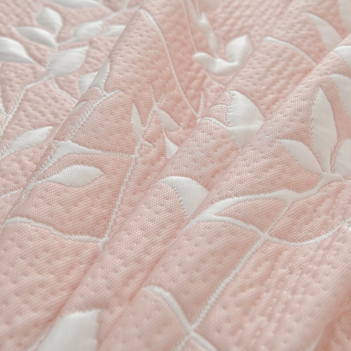 91家纺网 家纺一手货源 找家纺 绘萱家居 2026春夏新款530克PE100%提花冰凉豆豆床裙款凉席席子空调软席 花枝招展-粉