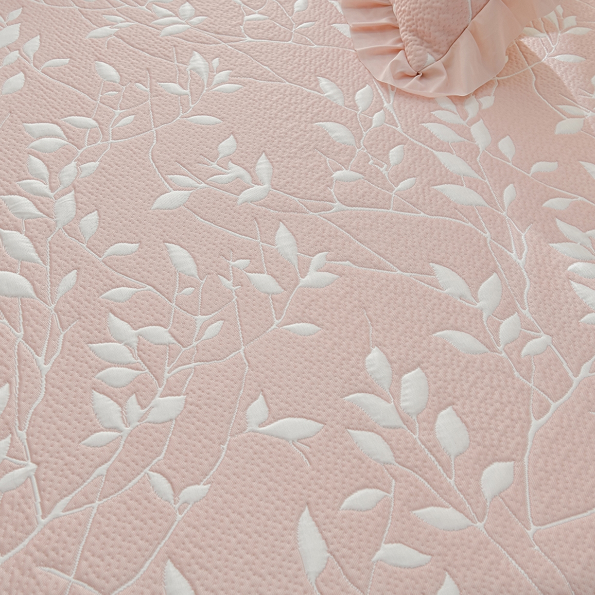 91家纺网 家纺一手货源 找家纺 绘萱家居 2026春夏新款530克PE100%提花冰凉豆豆床裙款凉席席子空调软席 花枝招展-粉