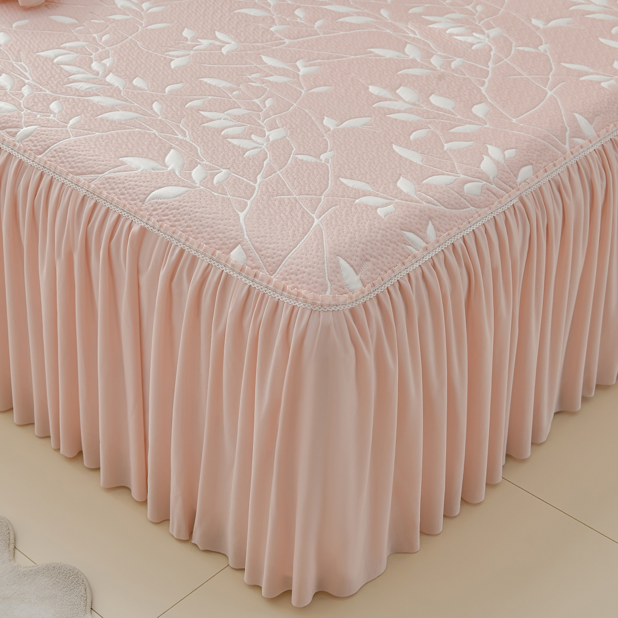 91家纺网 家纺一手货源 找家纺 绘萱家居 2026春夏新款530克PE100%提花冰凉豆豆床裙款凉席席子空调软席 花枝招展-粉