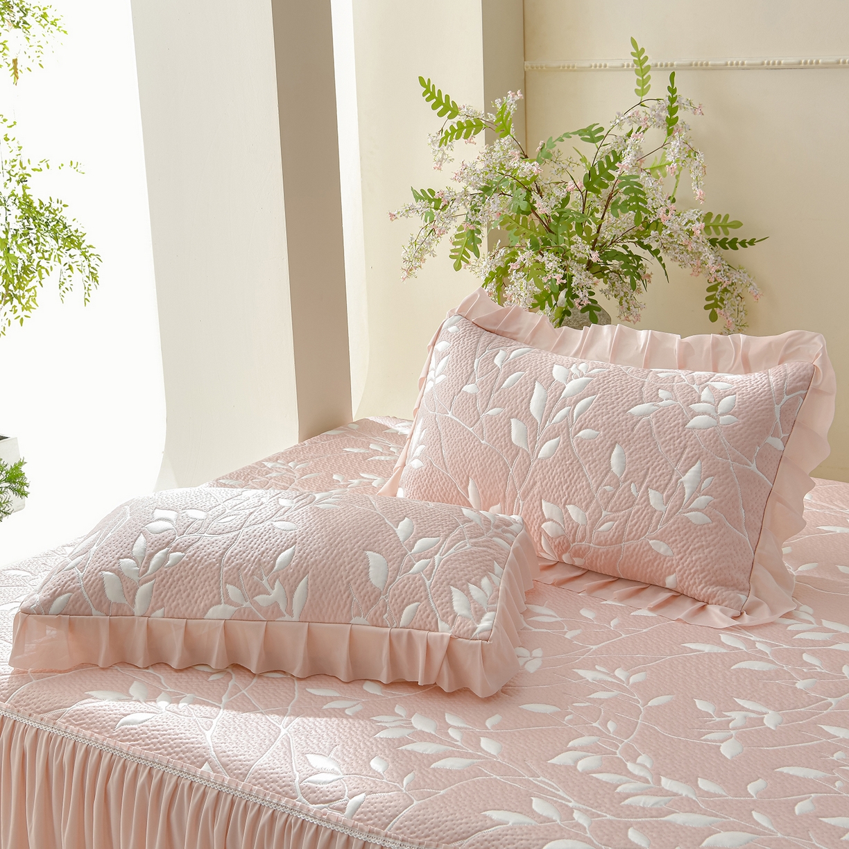 91家纺网 家纺一手货源 找家纺 绘萱家居 2026春夏新款530克PE100%提花冰凉豆豆床裙款凉席席子空调软席 花枝招展-粉