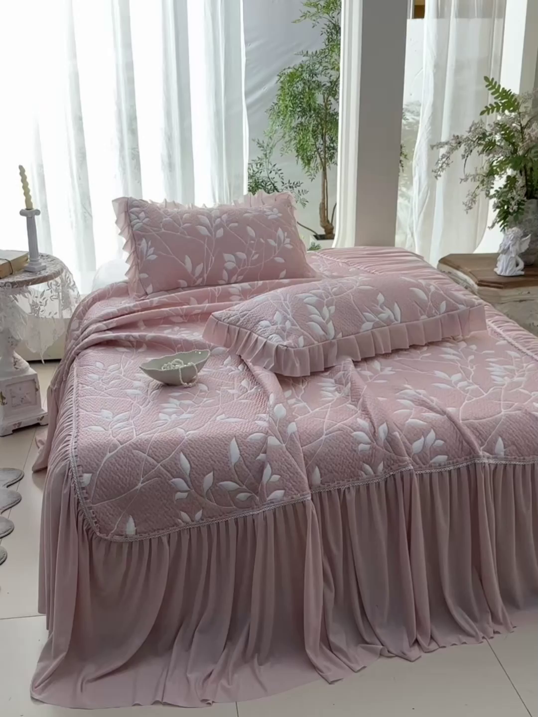 91家纺网 家纺一手货源 找家纺 绘萱家居 2026春夏新款530克PE100%提花冰凉豆豆床裙款凉席席子空调软席 花枝招展-粉