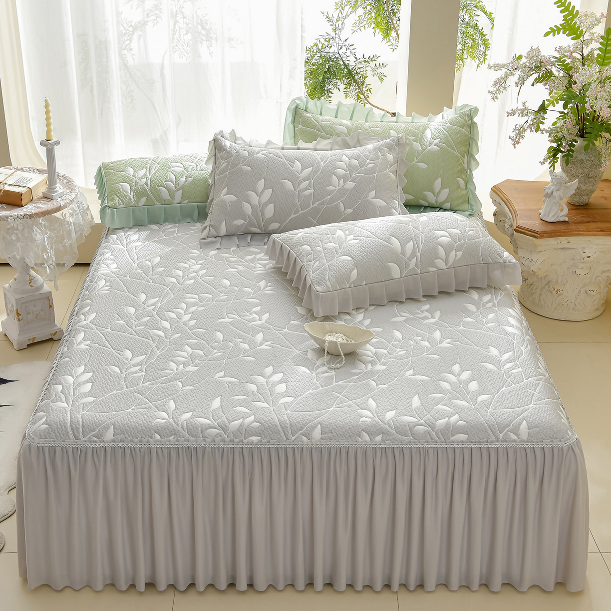 91家纺网 家纺一手货源 找家纺 绘萱家居 2026春夏新款530克PE100%提花冰凉豆豆床裙款凉席席子空调软席 花枝招展-灰