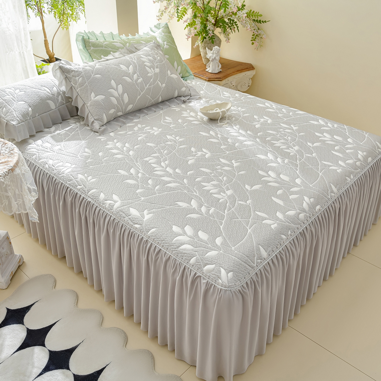 91家纺网 家纺一手货源 找家纺 绘萱家居 2026春夏新款530克PE100%提花冰凉豆豆床裙款凉席席子空调软席 花枝招展-灰