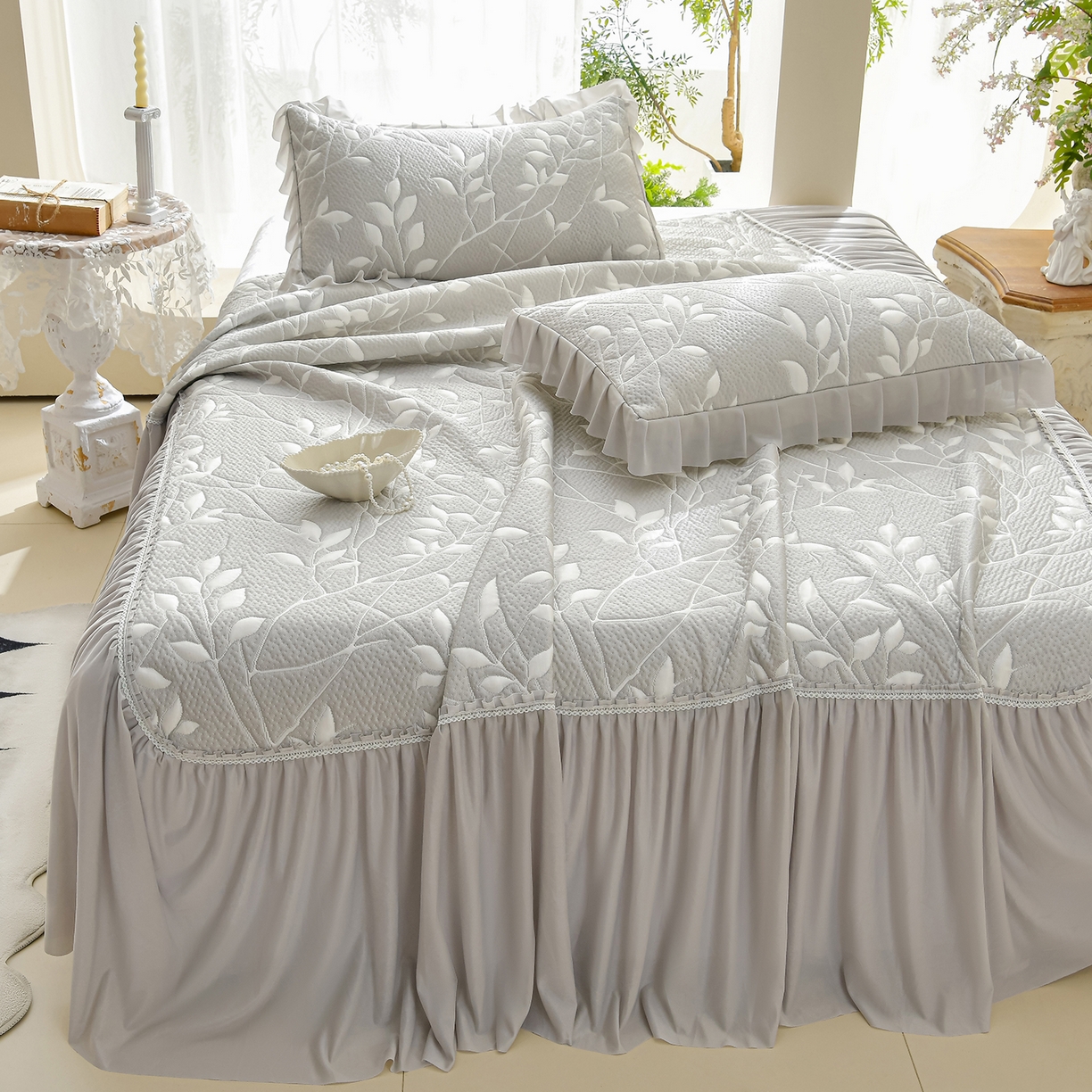 91家纺网 家纺一手货源 找家纺 绘萱家居 2026春夏新款530克PE100%提花冰凉豆豆床裙款凉席席子空调软席 花枝招展-灰