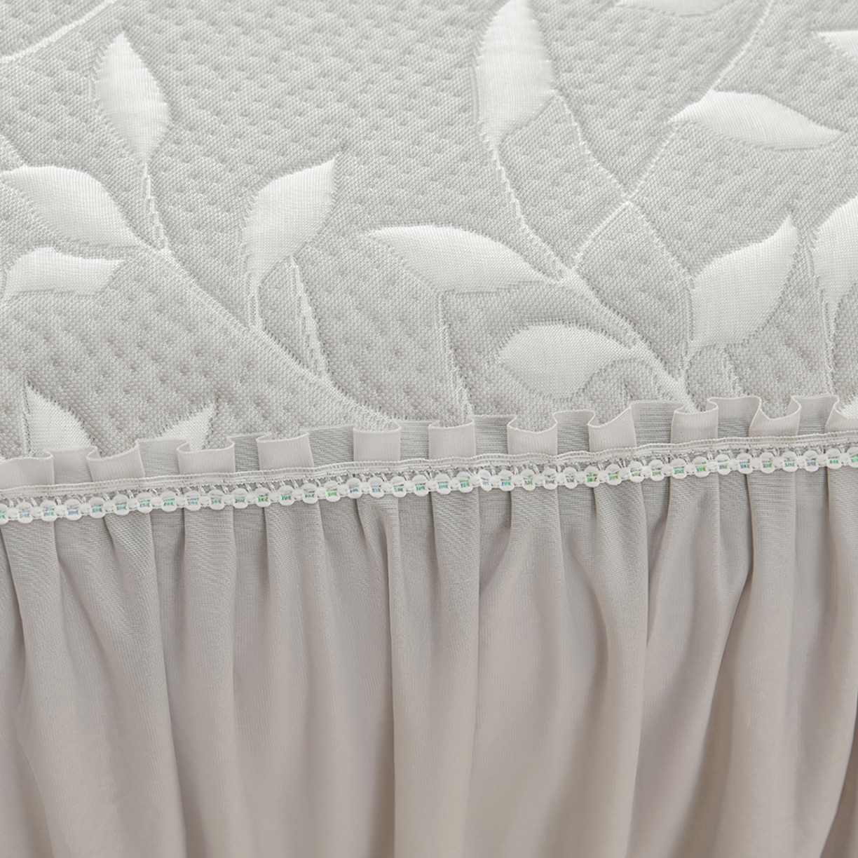 91家纺网 家纺一手货源 找家纺 绘萱家居 2026春夏新款530克PE100%提花冰凉豆豆床裙款凉席席子空调软席 花枝招展-灰