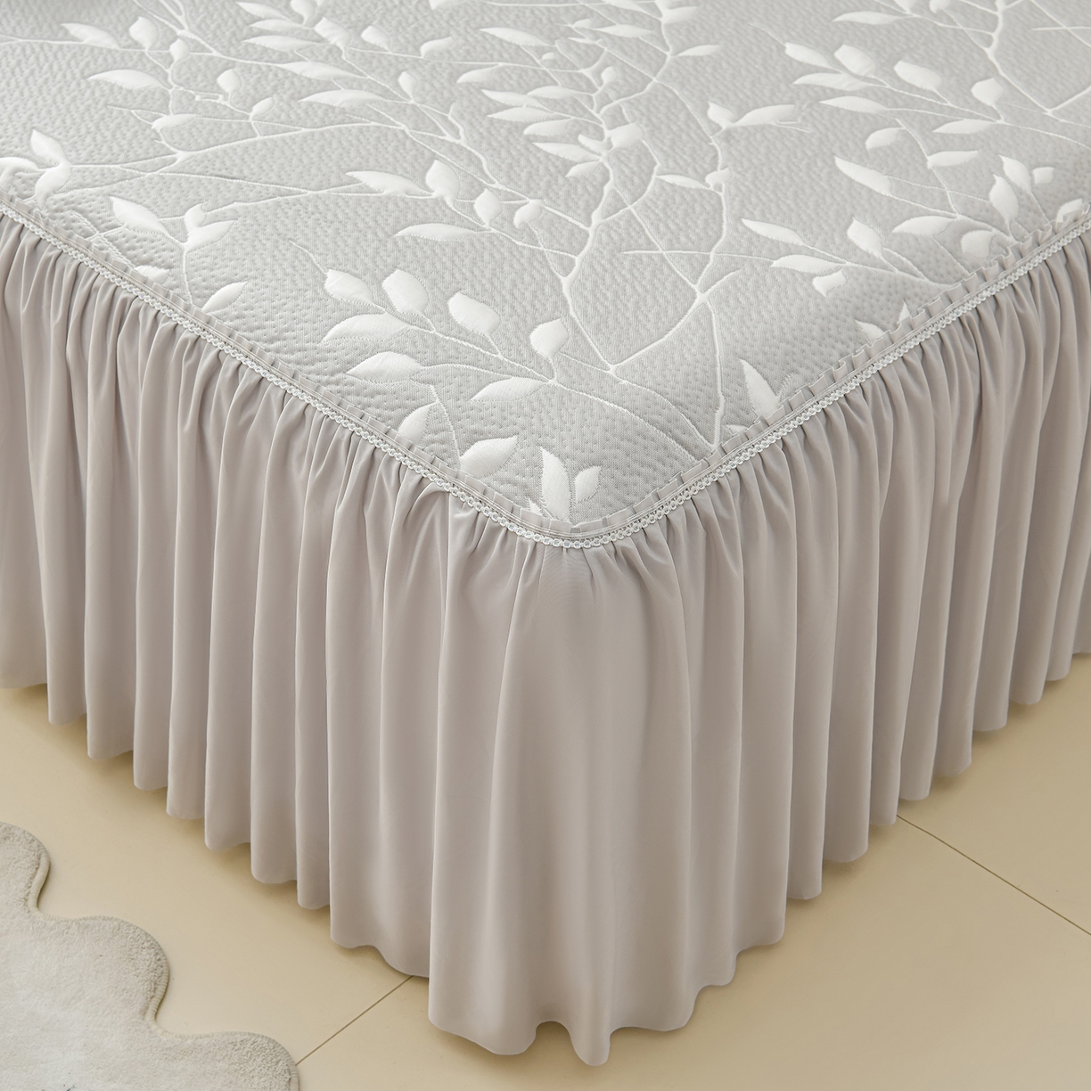 91家纺网 家纺一手货源 找家纺 绘萱家居 2026春夏新款530克PE100%提花冰凉豆豆床裙款凉席席子空调软席 花枝招展-灰