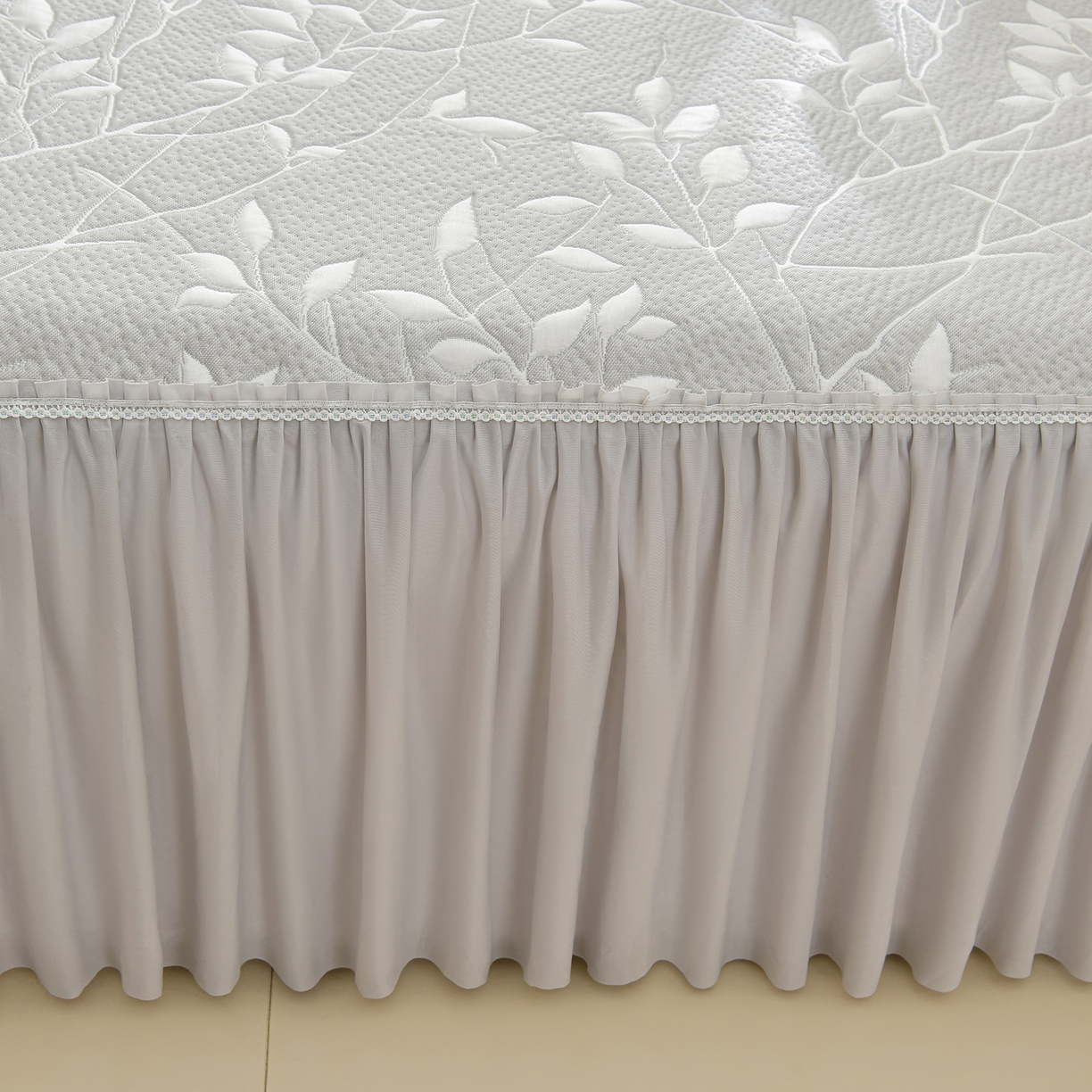 91家纺网 家纺一手货源 找家纺 绘萱家居 2026春夏新款530克PE100%提花冰凉豆豆床裙款凉席席子空调软席 花枝招展-灰