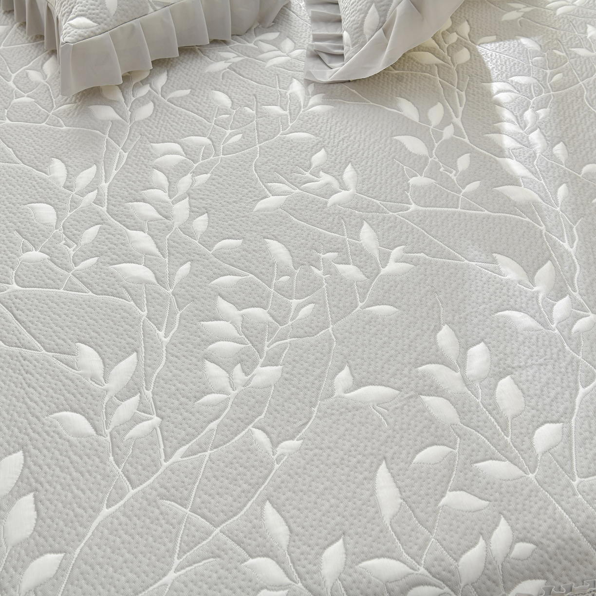 91家纺网 家纺一手货源 找家纺 绘萱家居 2026春夏新款530克PE100%提花冰凉豆豆床裙款凉席席子空调软席 花枝招展-灰